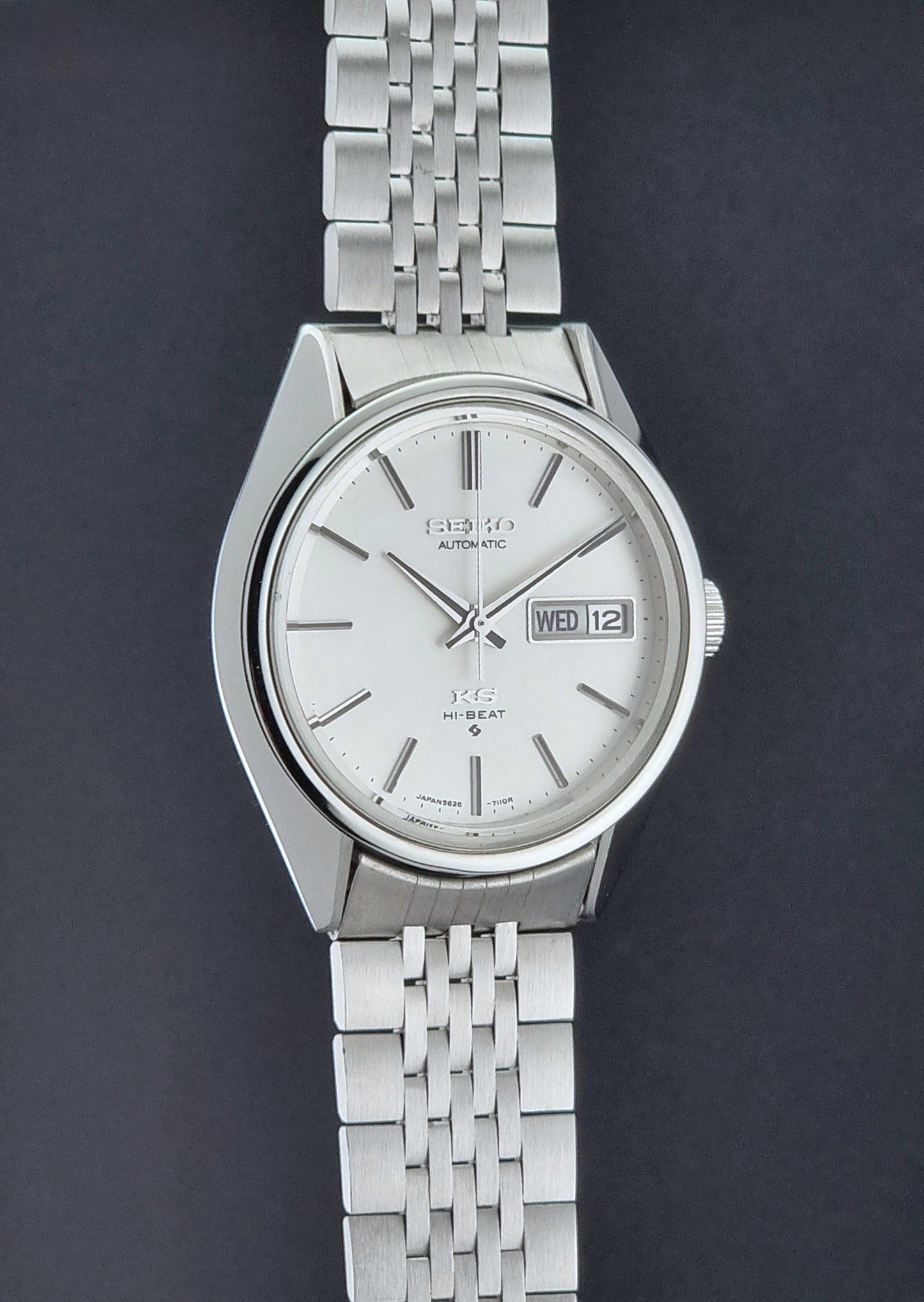 Vintage King Seiko Wristwatch 5626-7113 with a white face on a dark background side profie view