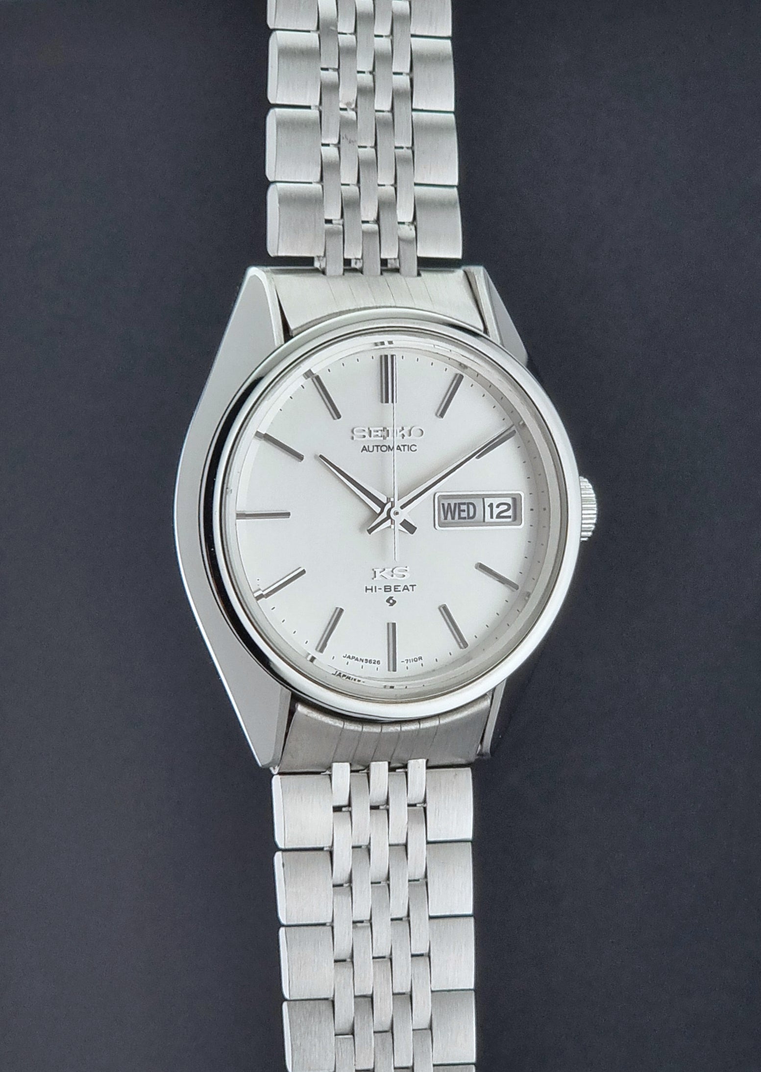 Vintage King Seiko Wristwatch 5626-7113 with a white face on a dark background side profie view