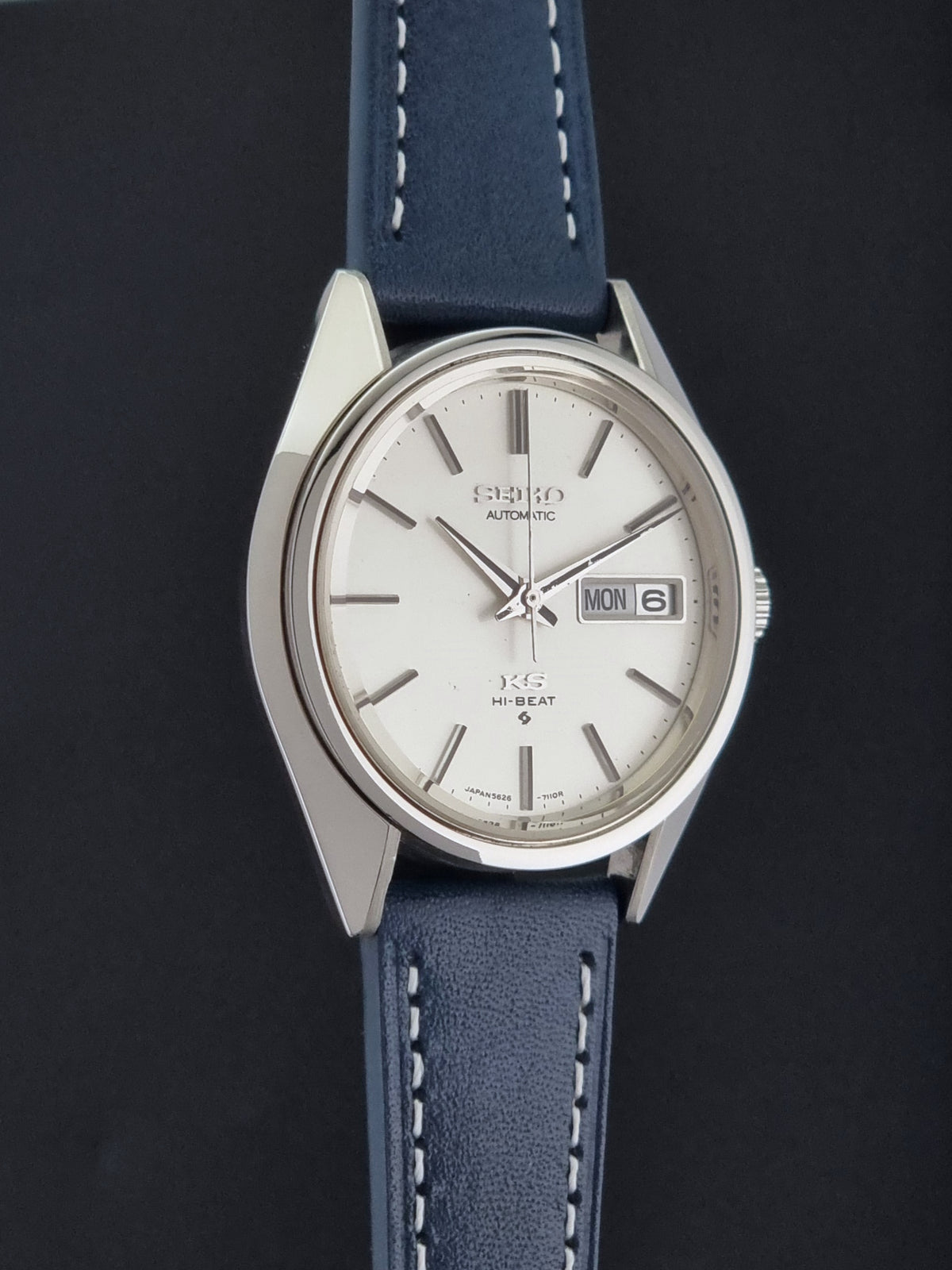 1974 vintage King Seiko 5626-7113 Hi-Beat automatic watch, opposite side profile showing the case shape and lugs