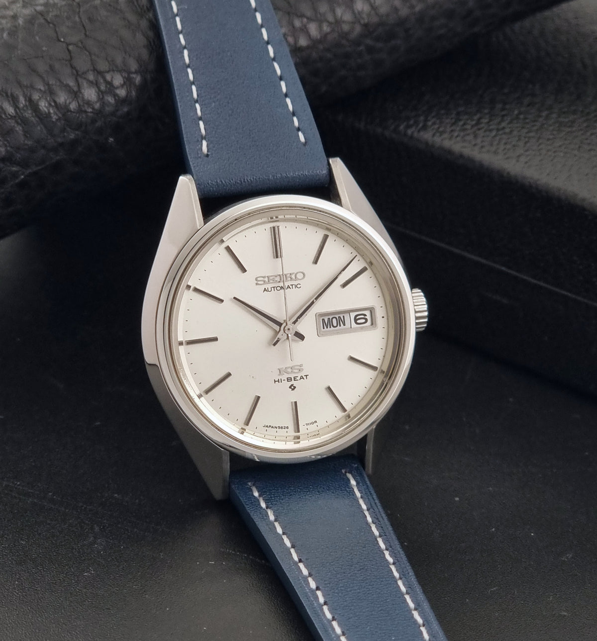 1974 vintage King Seiko 5626-7113 Hi-Beat automatic watch, side profile showing the case, lugs and thickness
