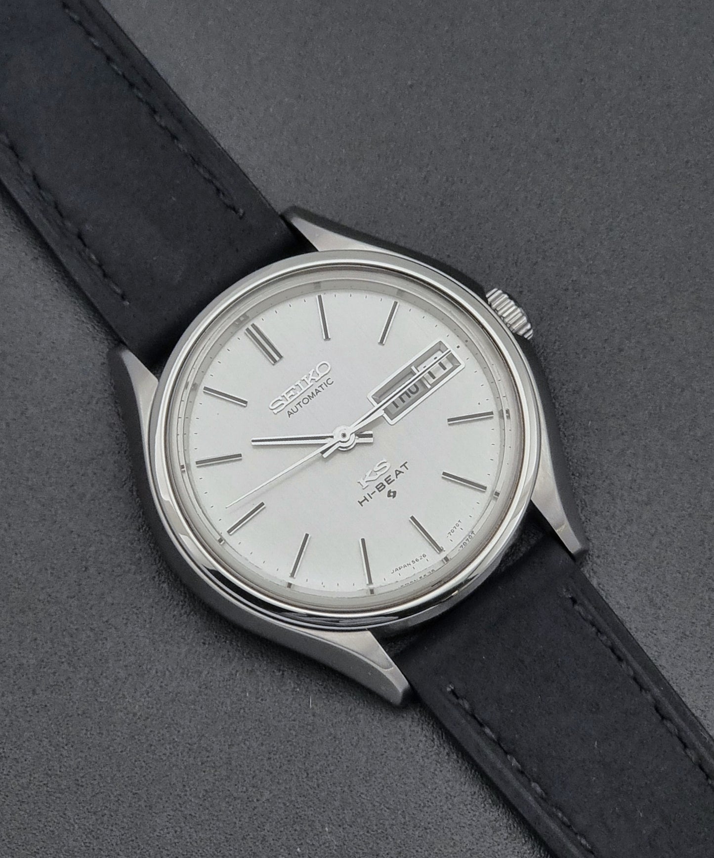 Vintage King Seiko Wristwatch Hi-beat 5626-7120 with a black strap on a dark background front view