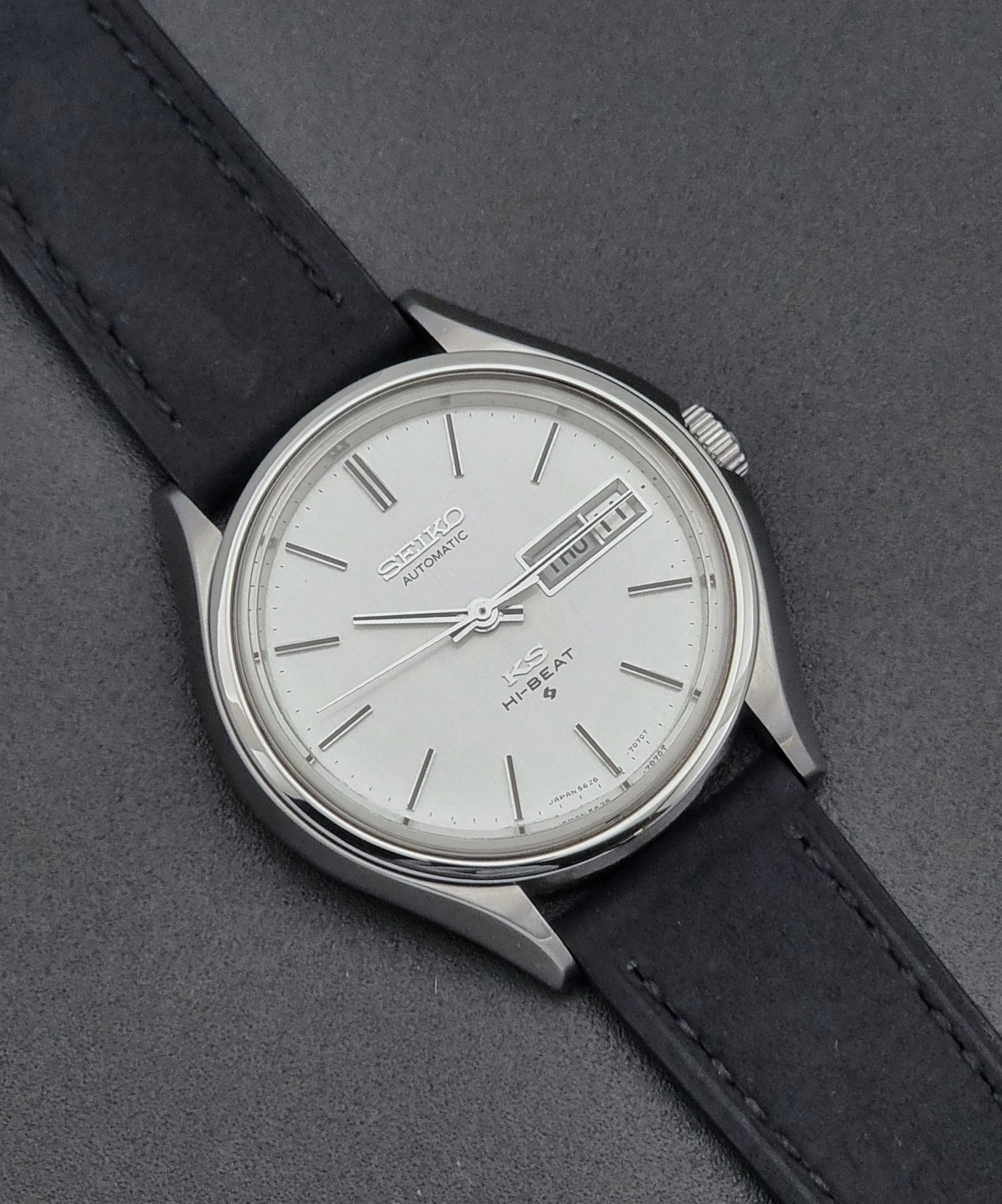 Vintage King Seiko Wristwatch Hi-beat 5626-7120 with a black strap on a dark background front view