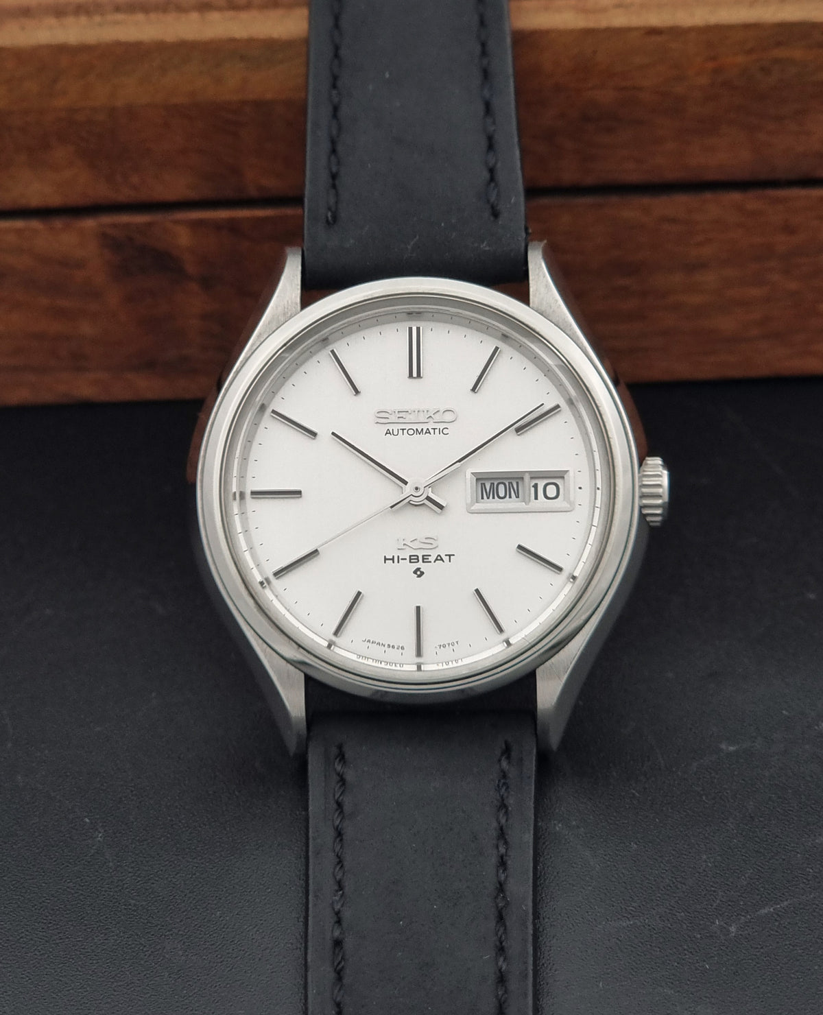 1973 vintage King Seiko 5626-7121 Hi-Beat automatic watch, alternate front view showing the vertically brushed silver dial and case