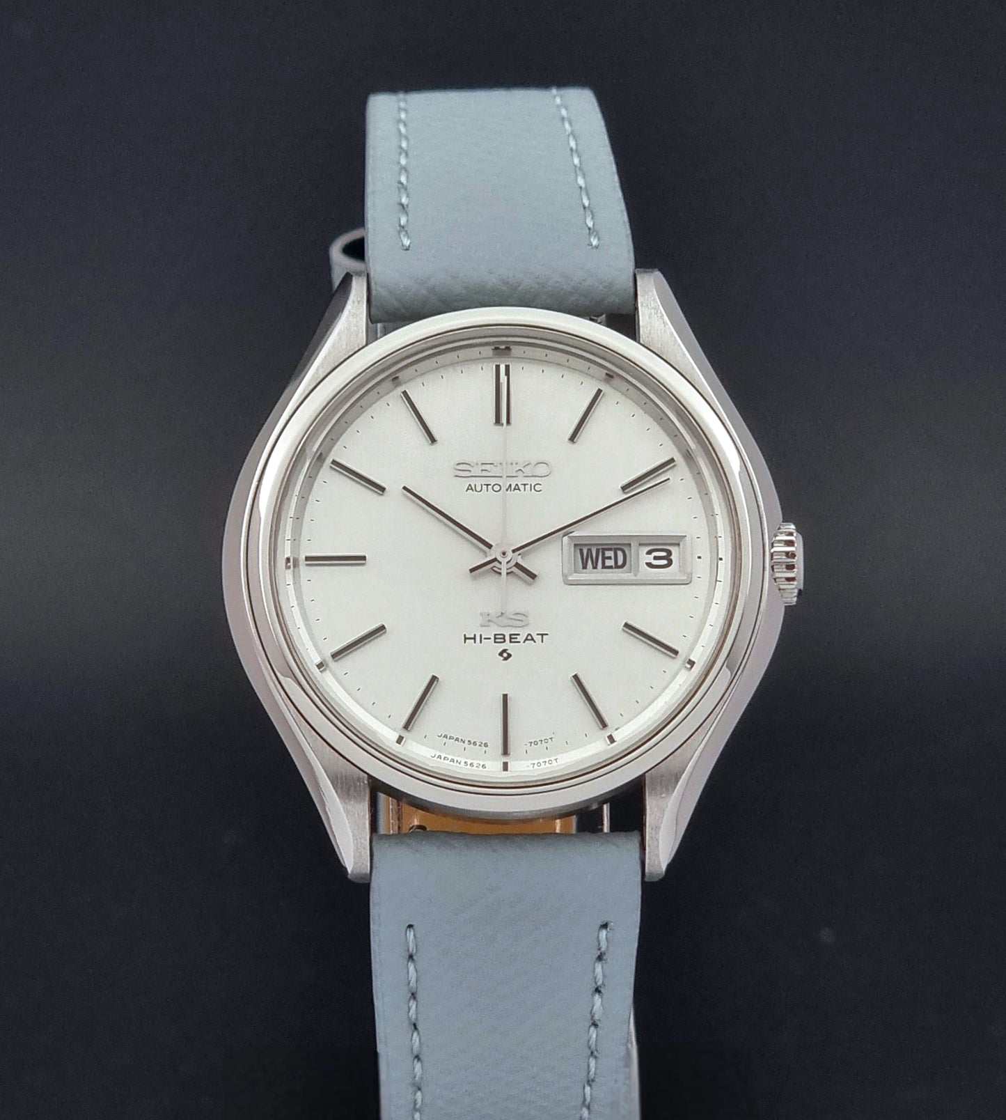 Vintage King Seiko Wristwatch 5626-7121 with a grey strap on a dark background close dial view