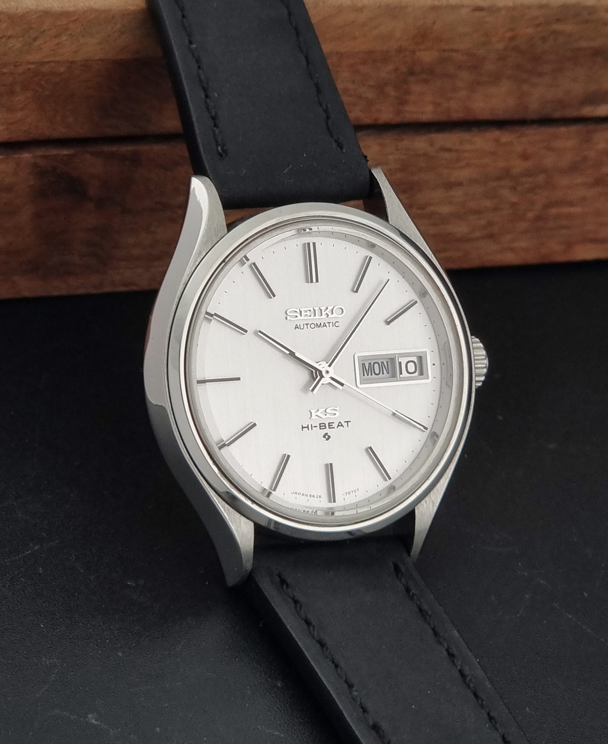 1973 vintage King Seiko 5626-7121 Hi-Beat automatic watch, side profile showing the case, lugs and thickness