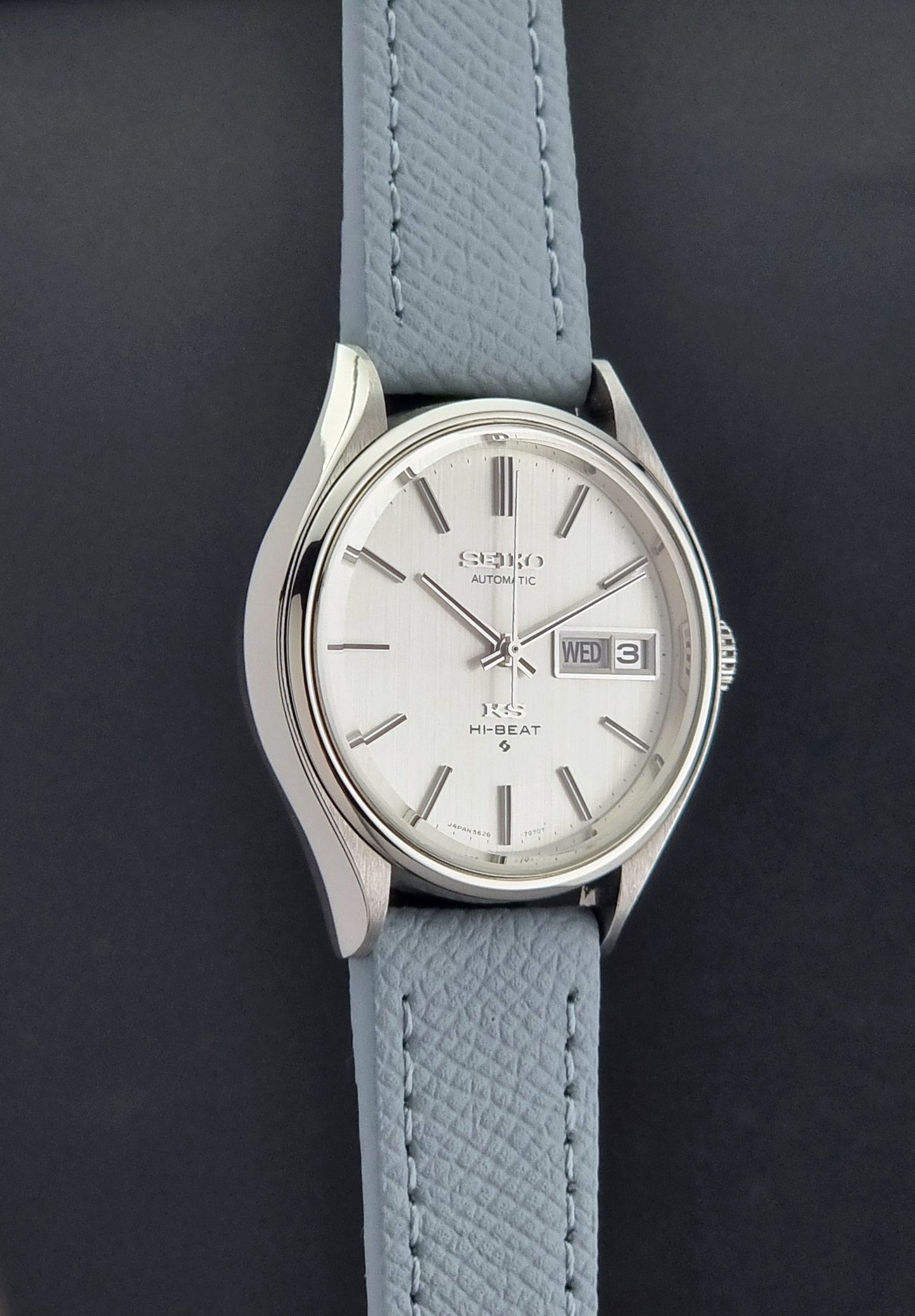 Vintage King Seiko Wristwatch 5626-7121 with a grey strap on a dark background side profile view