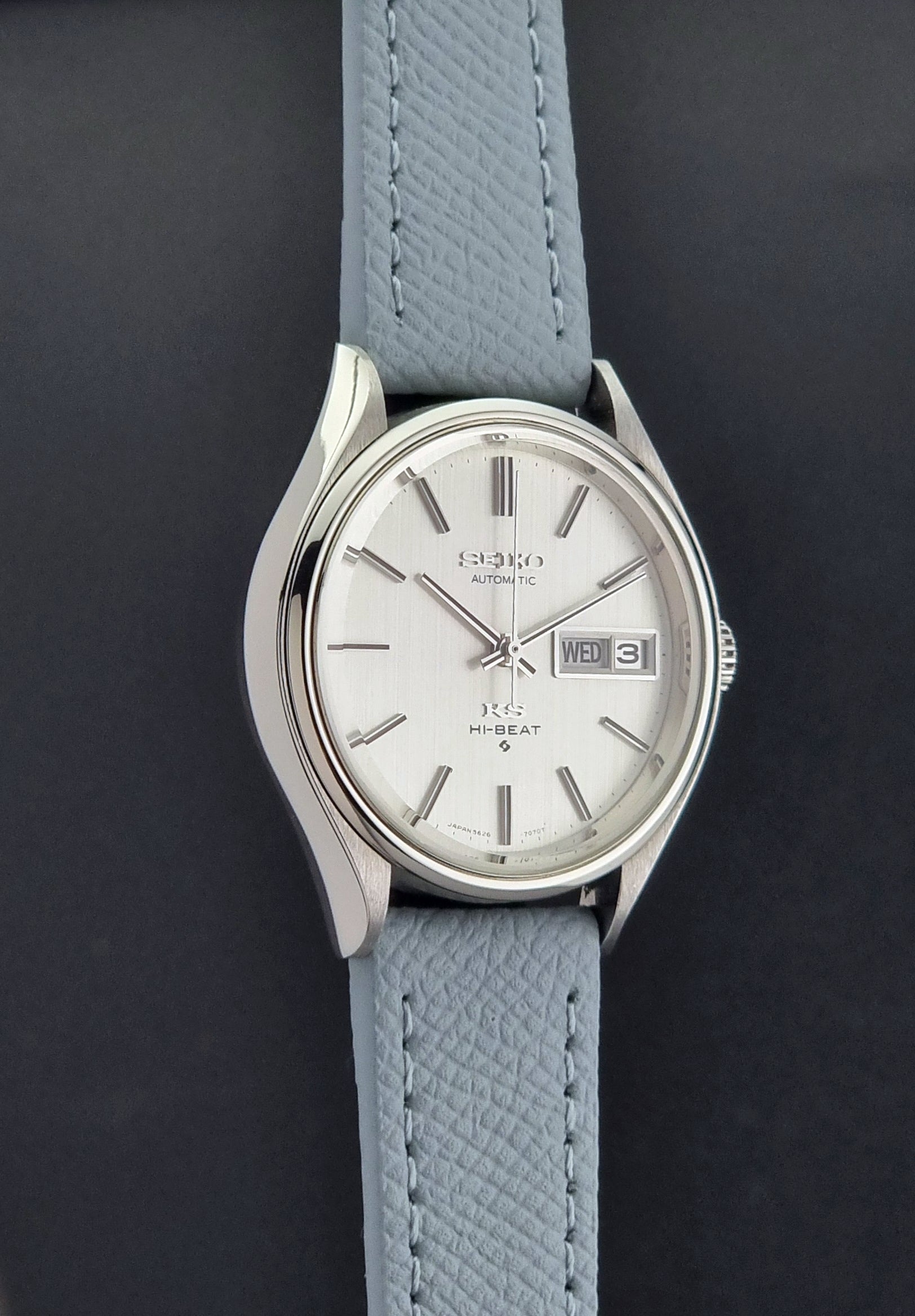 Vintage King Seiko Wristwatch 5626-7121 with a grey strap on a dark background side profile view