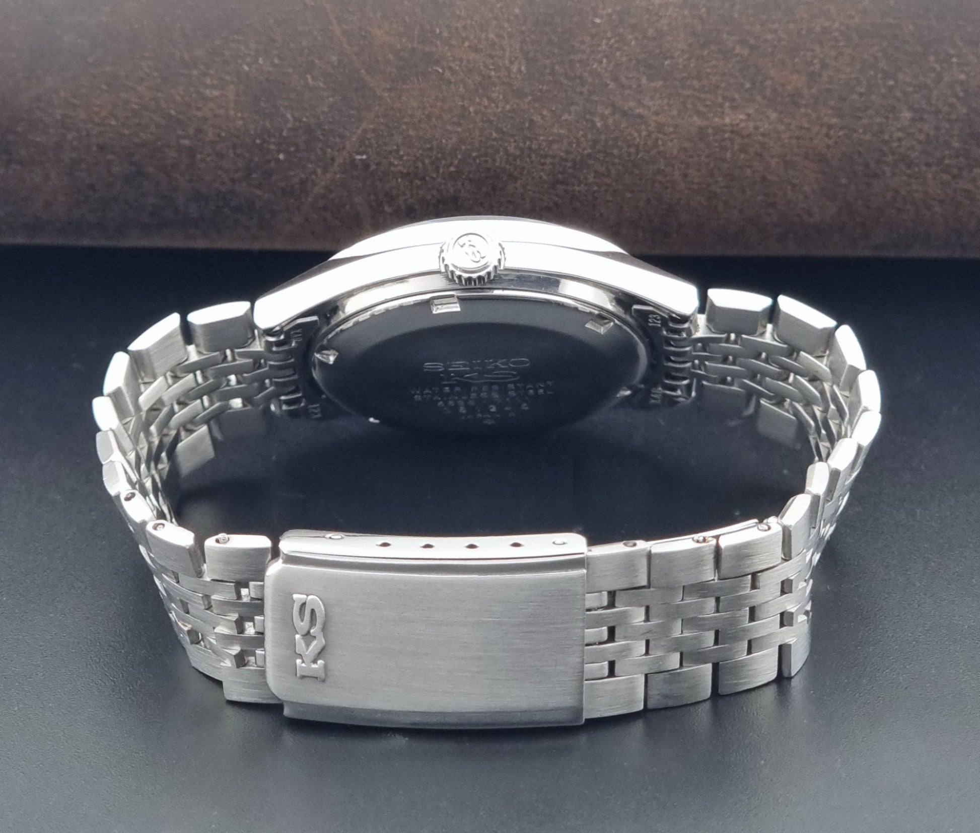 Vintage King Seiko 5626-7111 Wristwatch with white dial on a dark background clasp view