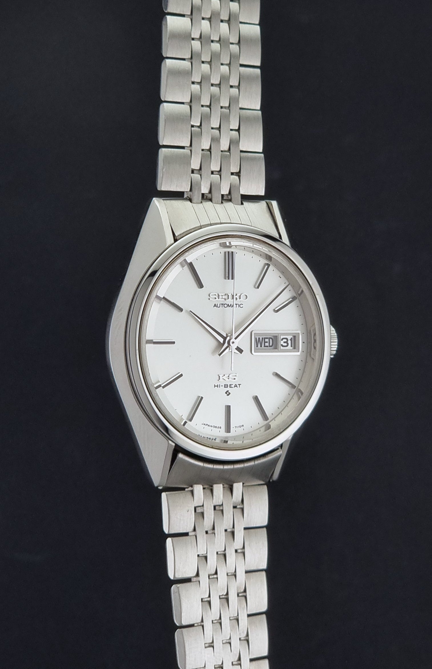 Vintage King Seiko 5626-7111 Wristwatch with white dial on a dark background side profiel view