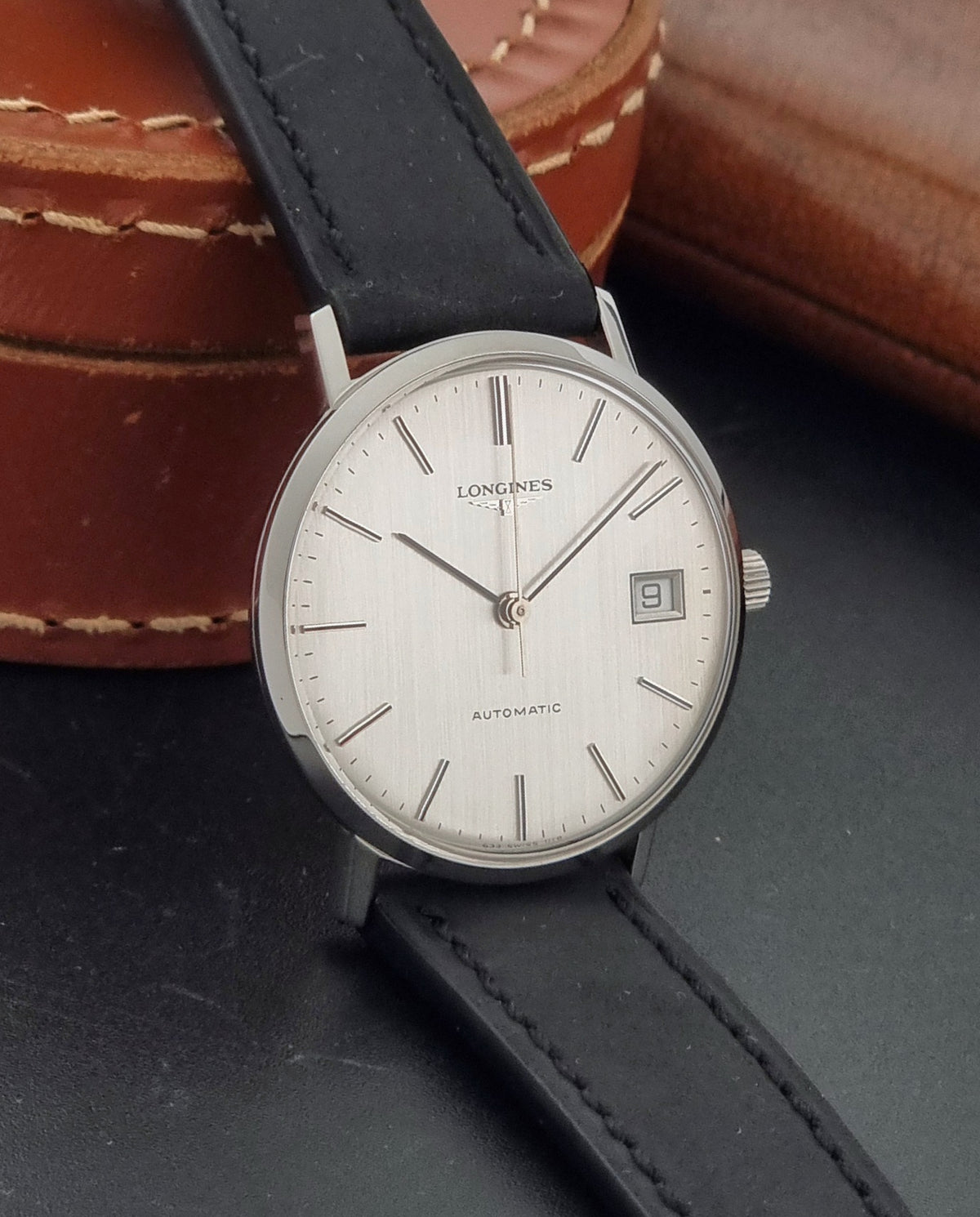 1977 vintage Longines 1118 automatic date watch, side profile showing the case, lugs and thickness