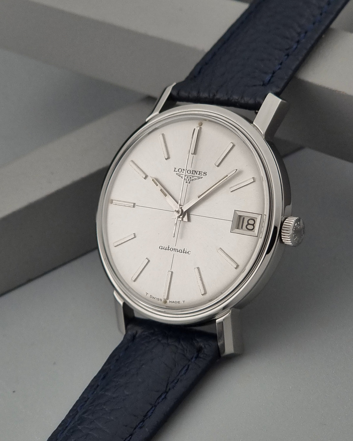 1966 vintage Longines 7570-5 automatic watch, crown-side view of the winding crown and case