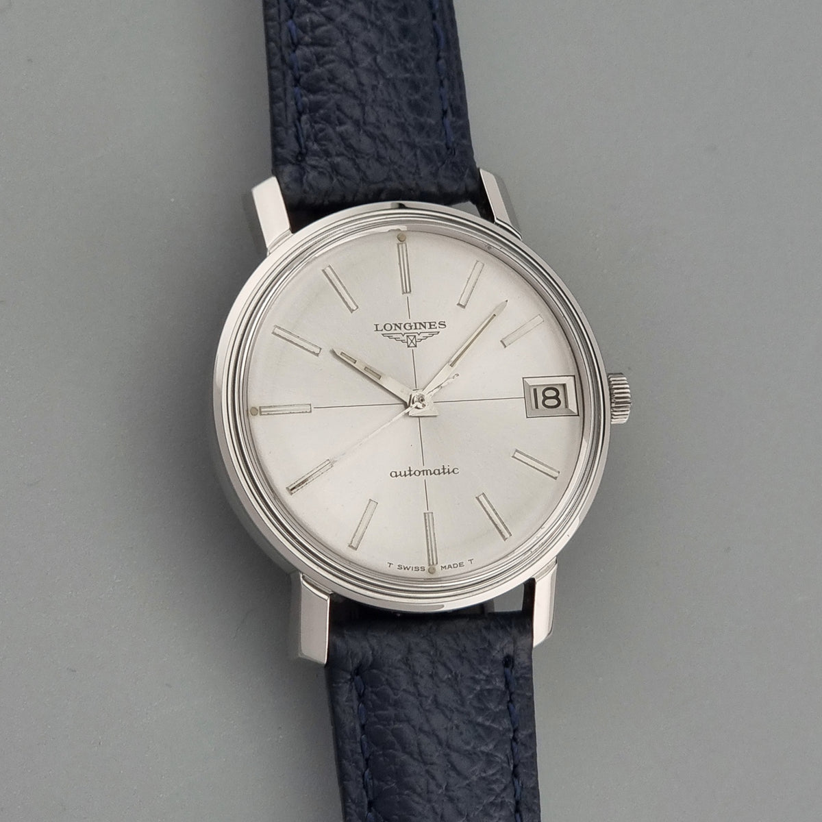 1966 vintage Longines 7570-5 automatic watch, additional face-on view of the silver crosshair dial and hands
