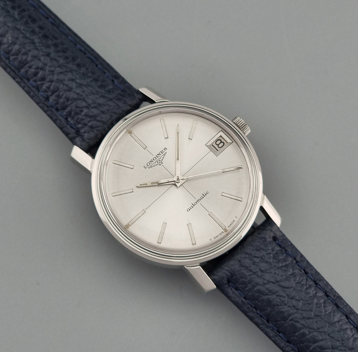 1966 vintage Longines 7570-5 automatic watch, front view featuring the silver crosshair dial
