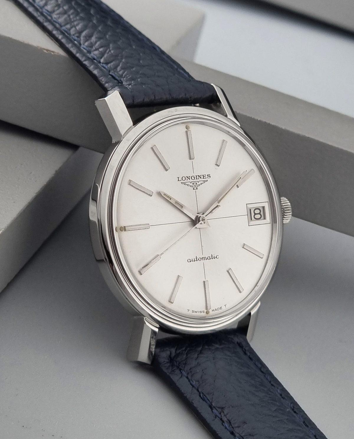 1966 vintage Longines 7570-5 automatic watch, side profile showing the case, lugs and thickness