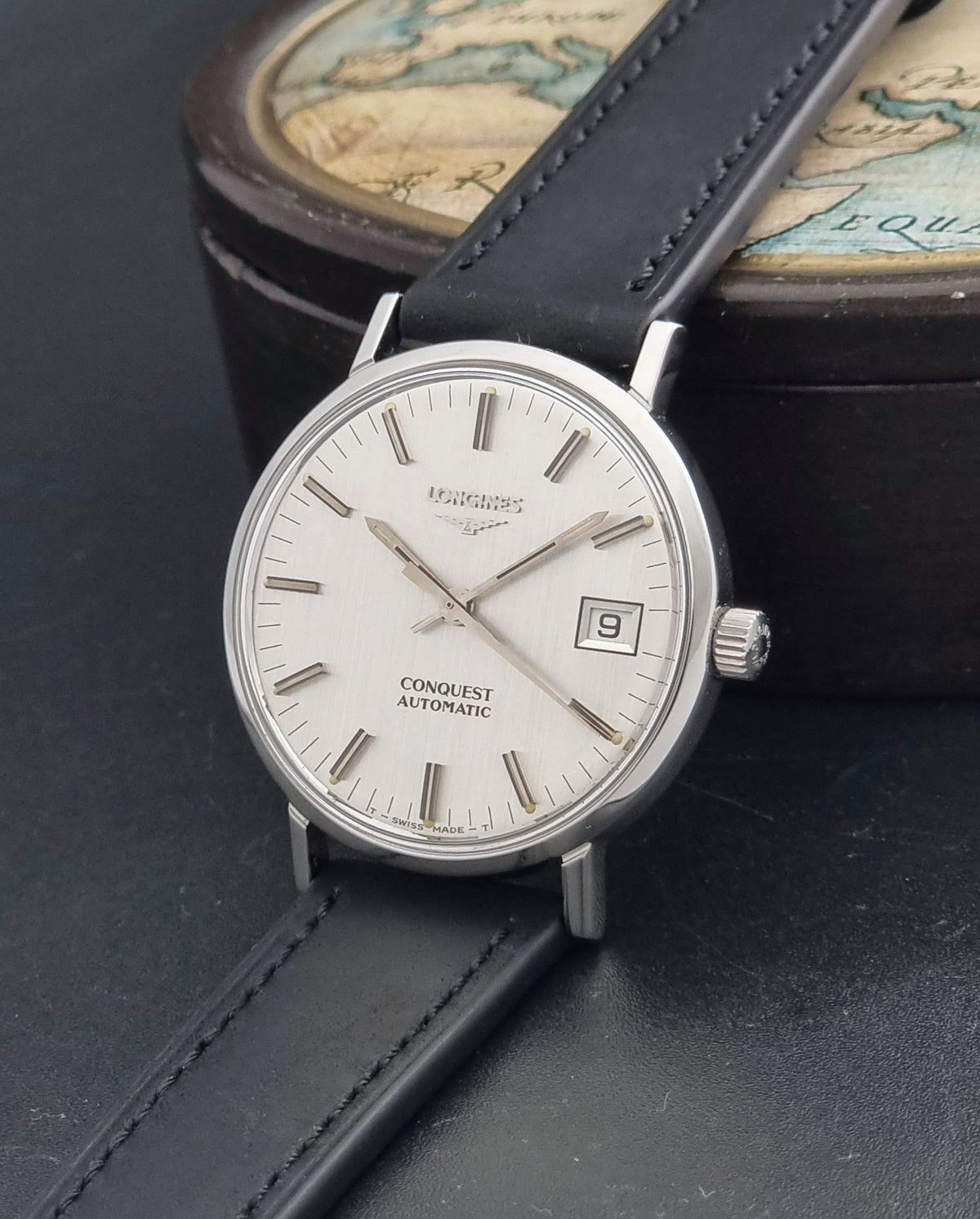 Vintage Longines Conquest 1568-1 automatic date watch from 1975, crown-side detail