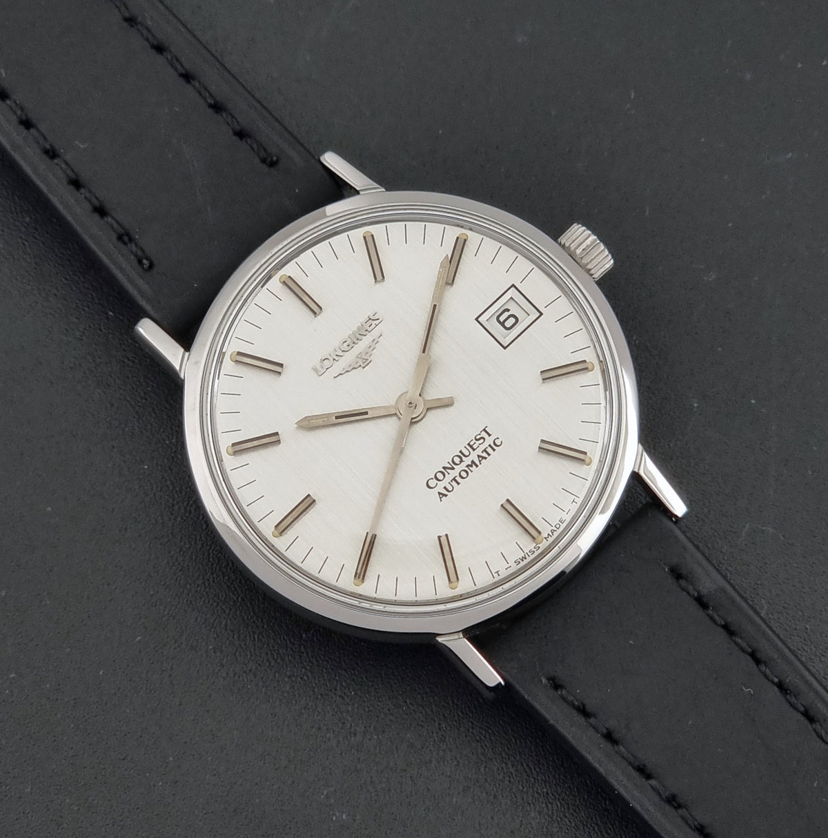 Vintage Longines Conquest 1568-1 automatic date watch from 1975, close-up dial view