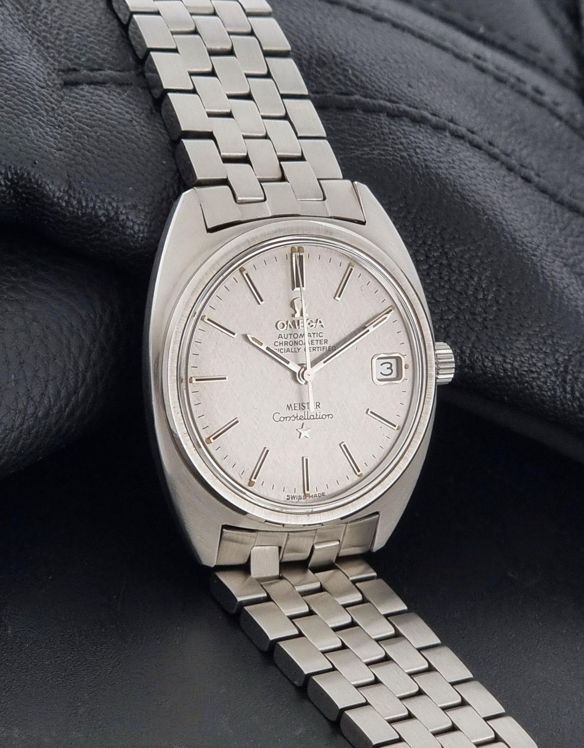 1970 vintage Omega Constellation 168.017 Meister watch; side view showing the case profile and lugs