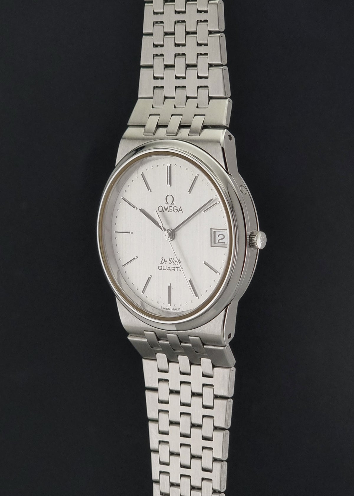 Vintage Omega De Ville 196.0159 quartz watch from 1982, crown profile