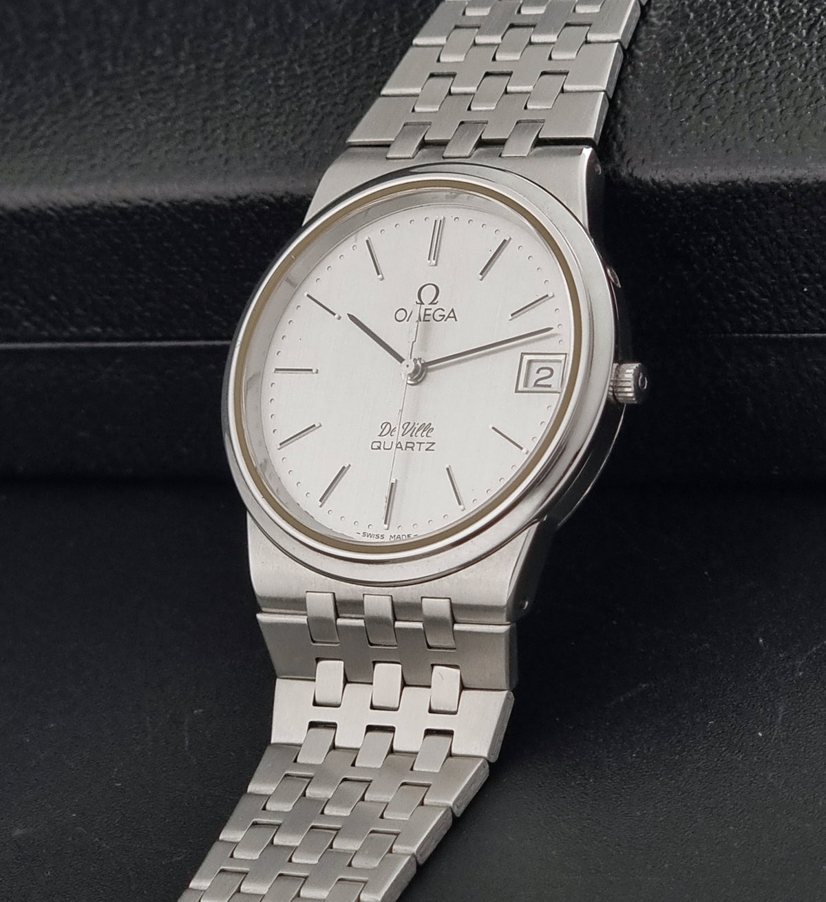 Vintage Omega De Ville 196.0159 quartz watch from 1982, crown-side detail