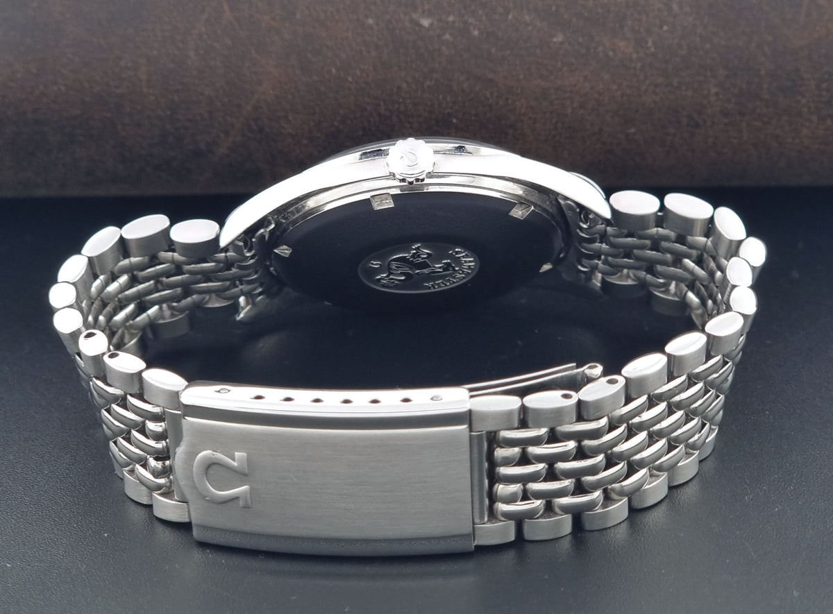 1966 vintage Omega Seamaster 166.010 automatic watch, close-up of the bracelet clasp