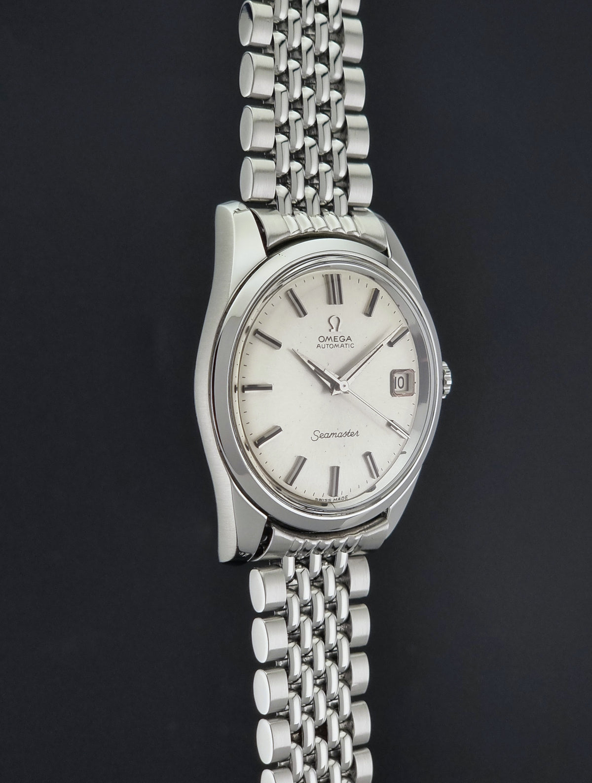 1966 vintage Omega Seamaster 166.010 automatic watch, opposite side profile showing the case shape and lugs