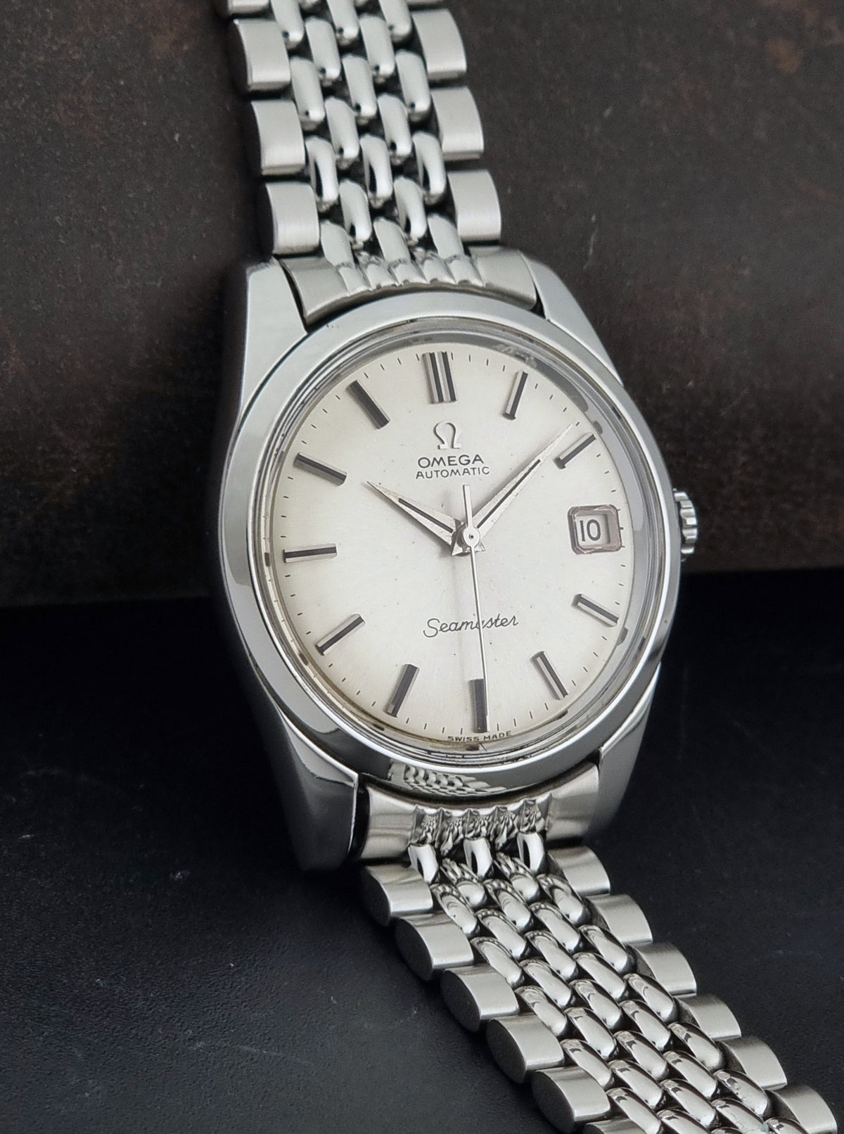 1966 vintage Omega Seamaster 166.010 automatic watch, side profile showing the case, lugs and thickness