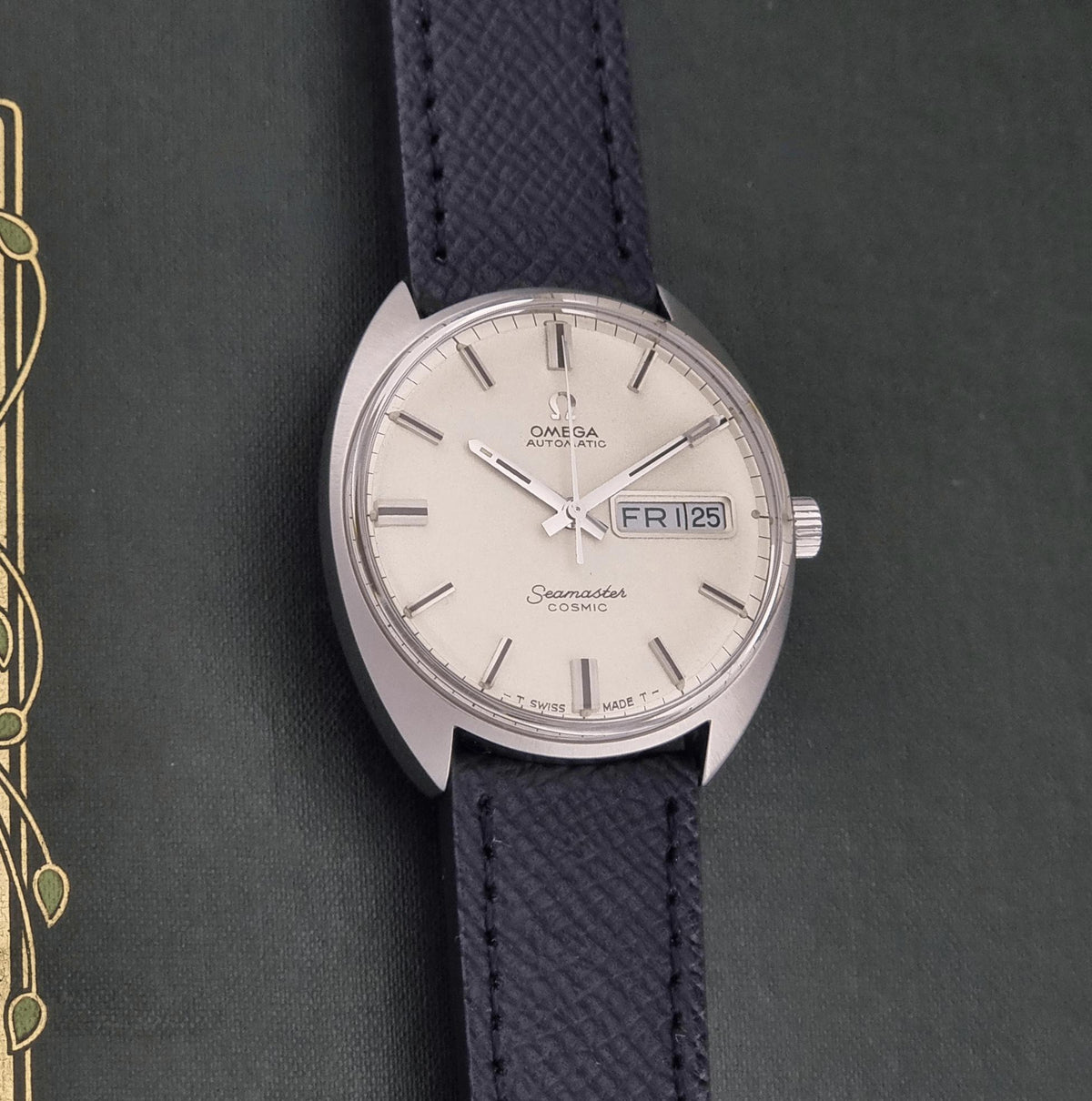 1970 vintage Omega Seamaster Cosmic 166.036 automatic watch, additional face-on view of the frosted cream day-date dial and hands