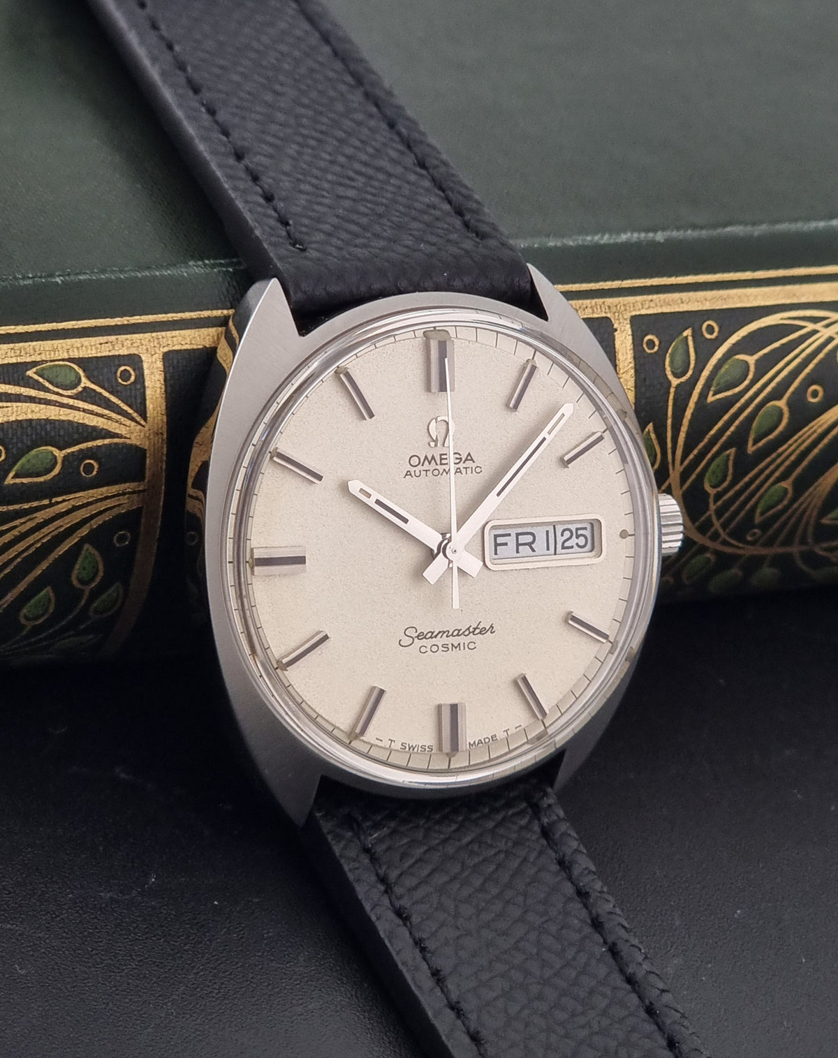 1970 vintage Omega Seamaster Cosmic 166.036 automatic watch, side profile showing the case, lugs and thickness