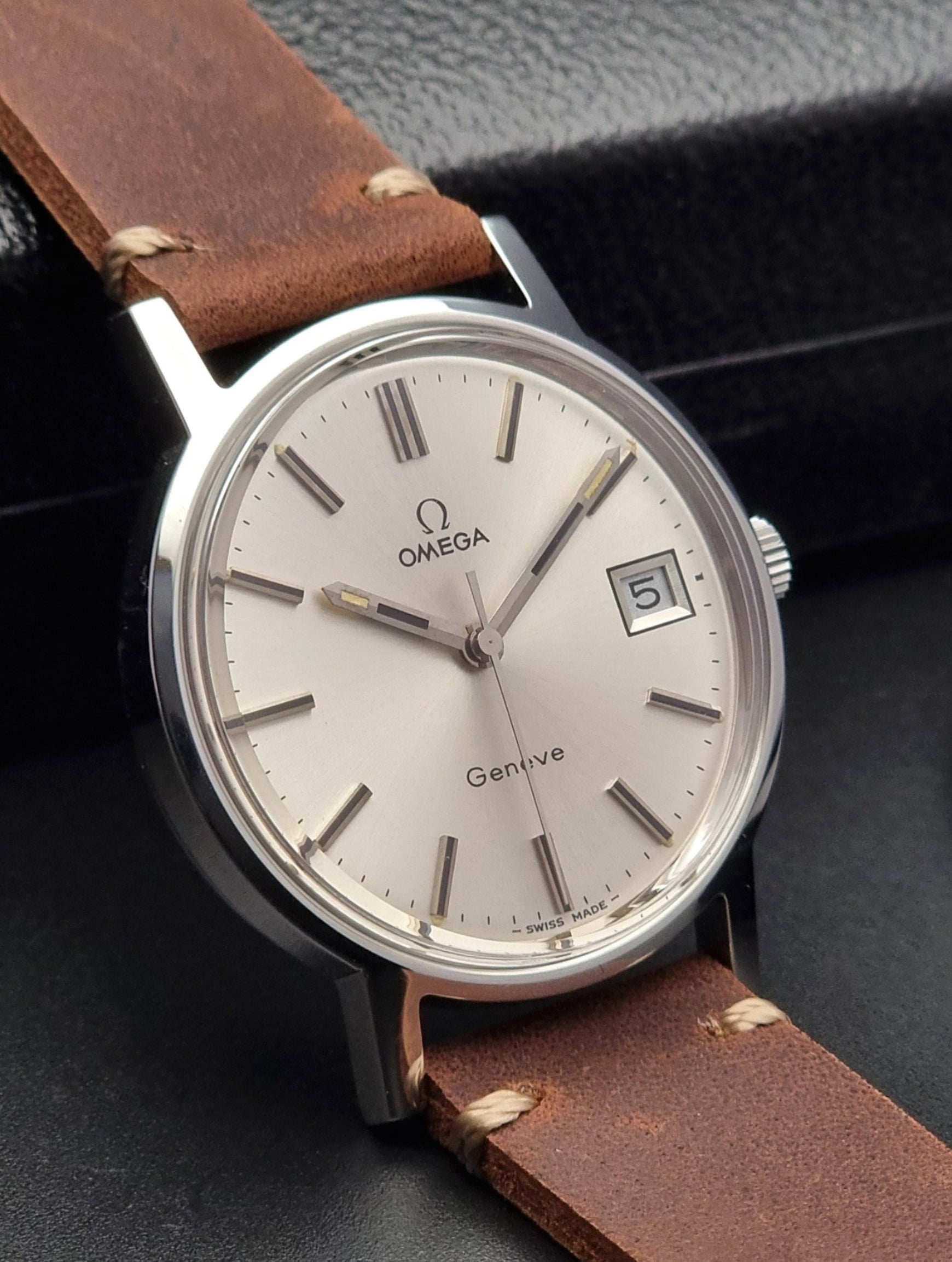 Omega watch Geneve 136.0099 Vintage 1972 - Past2PresentWatches - Wristwatch - side view