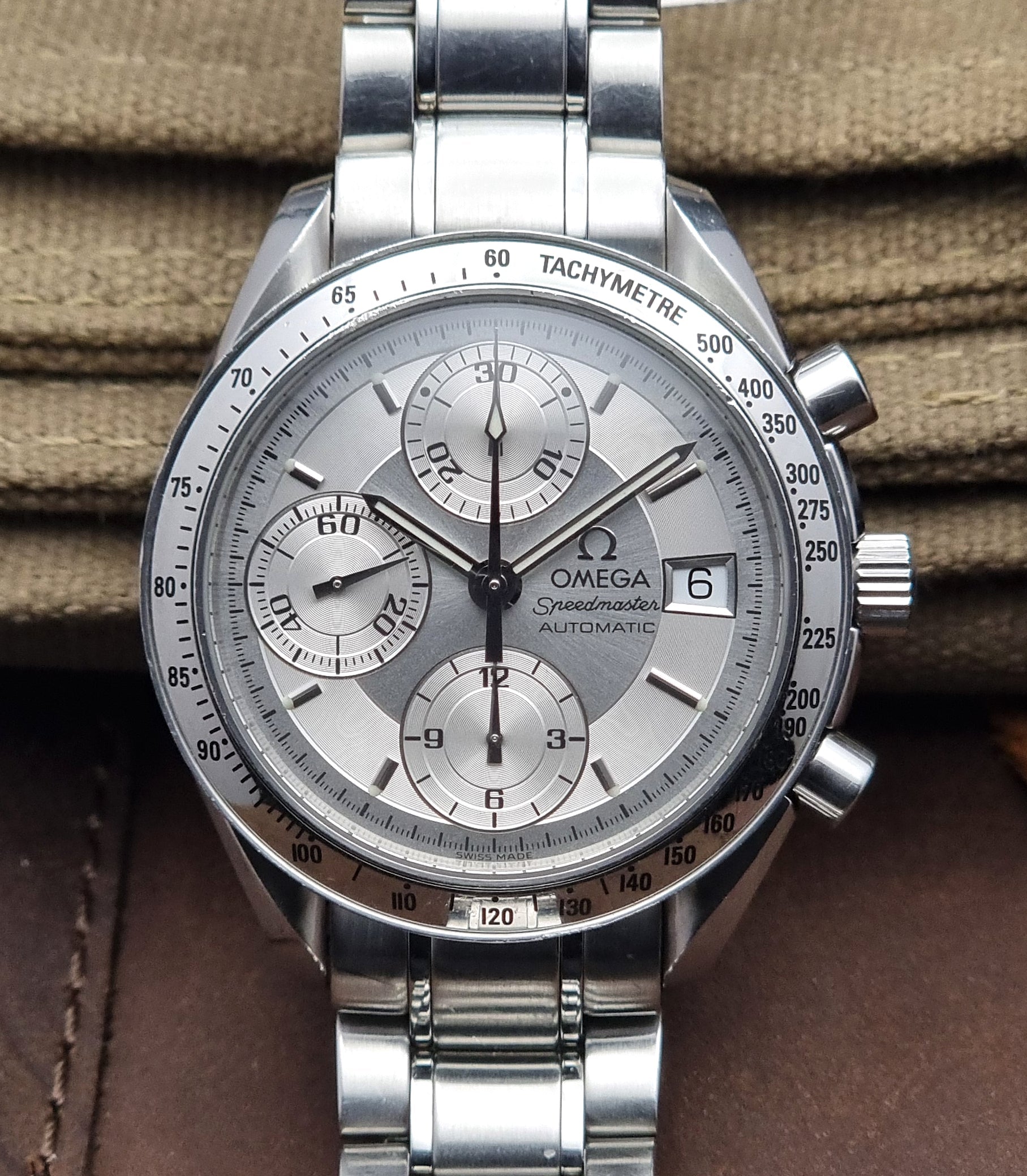 Omega watch Speedmaster Date 3513.30 Original Bracelet Silver - Past2PresentWatches - Wristwatch - front view