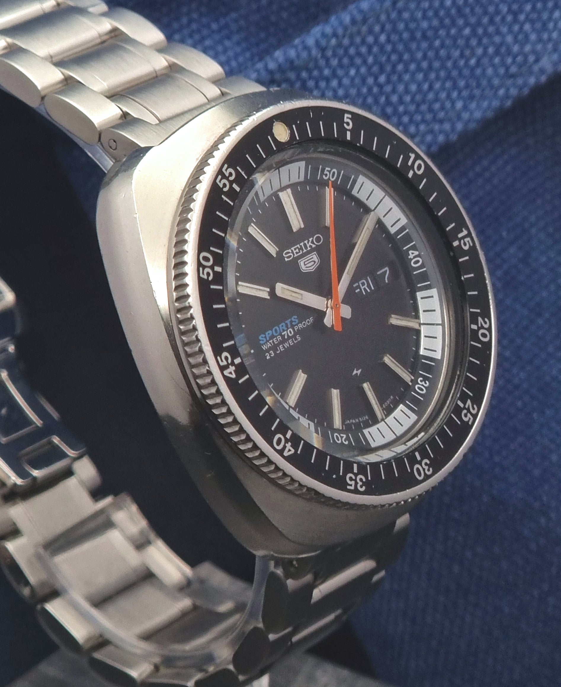 Seiko 5 Sports watch 5126 - 6030 Double Hurricane Vintage 1969 - Past2PresentWatches - Wristwatch - side view