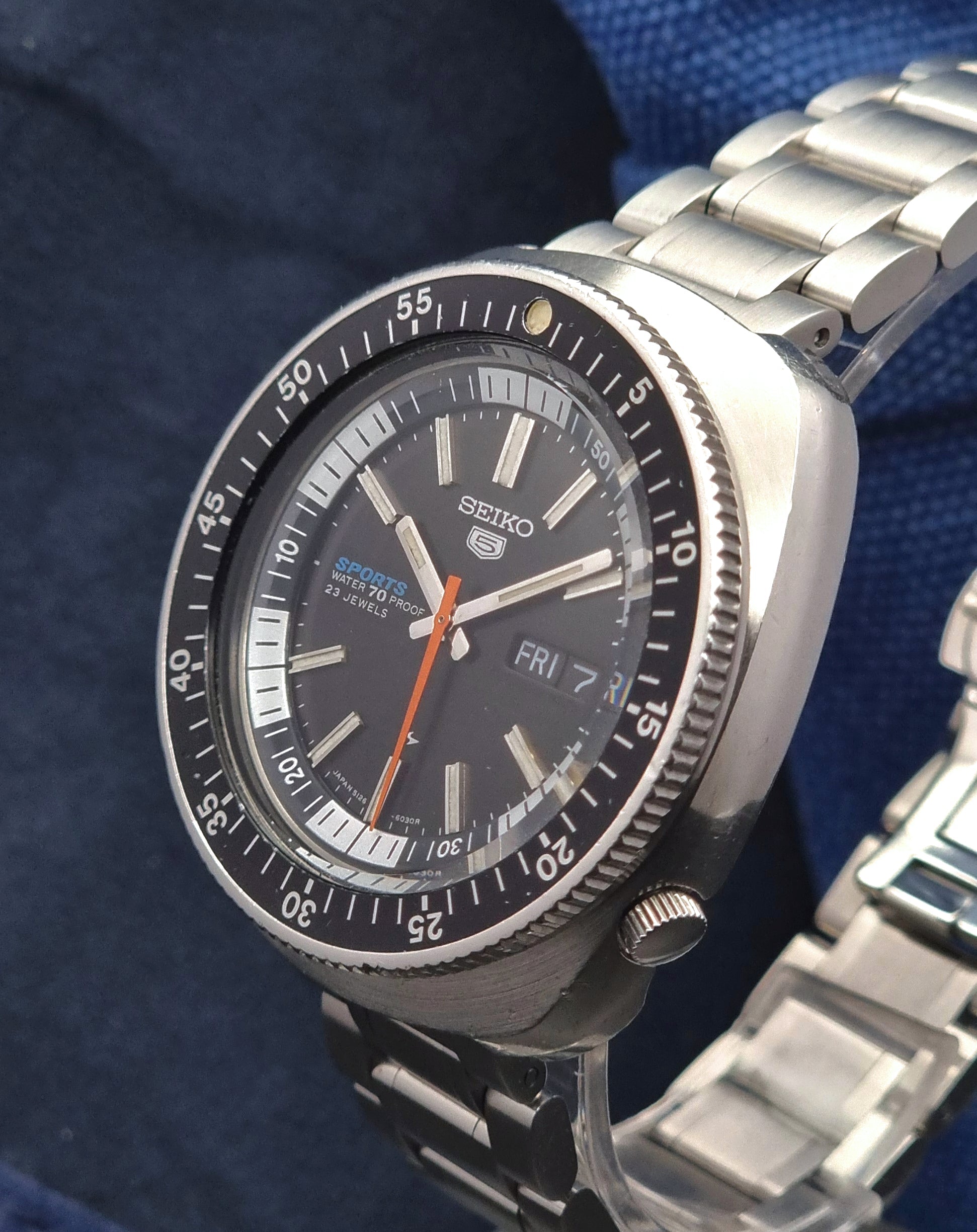 Seiko 5 Sports watch 5126 - 6030 Double Hurricane Vintage 1969 - Past2PresentWatches - Wristwatch - crown view