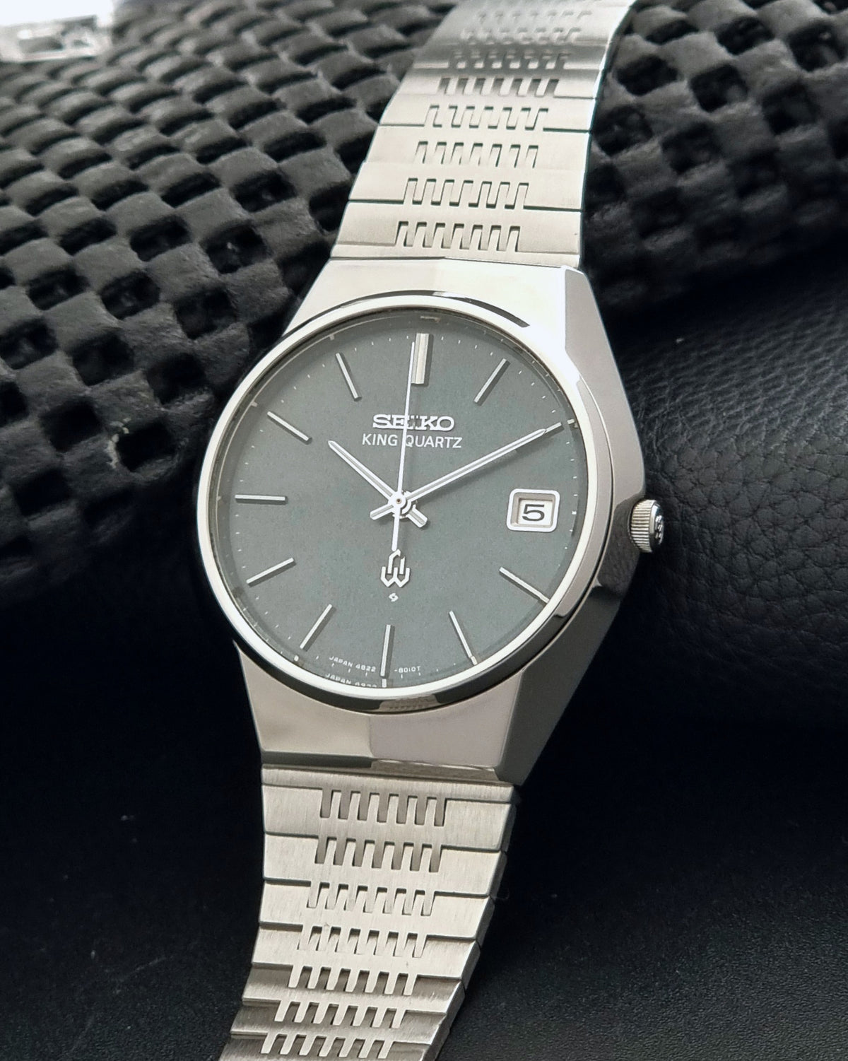 Vintage Seiko King Quartz 4822-8010 green dial watch from 1975, crown-side detail