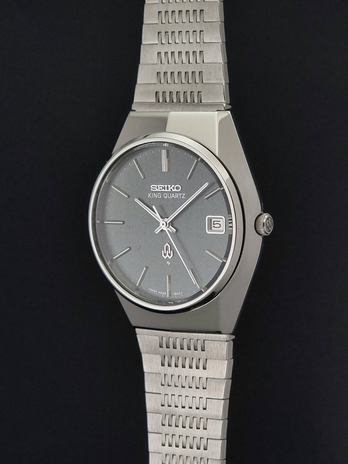 Vintage Seiko King Quartz 4822-8010 green dial watch from 1975, crown profile
