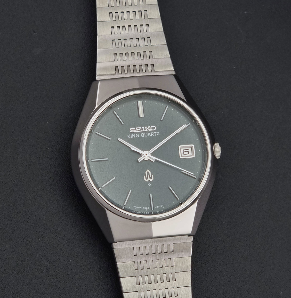Vintage Seiko King Quartz 4822-8010 green dial watch from 1975, angled front view