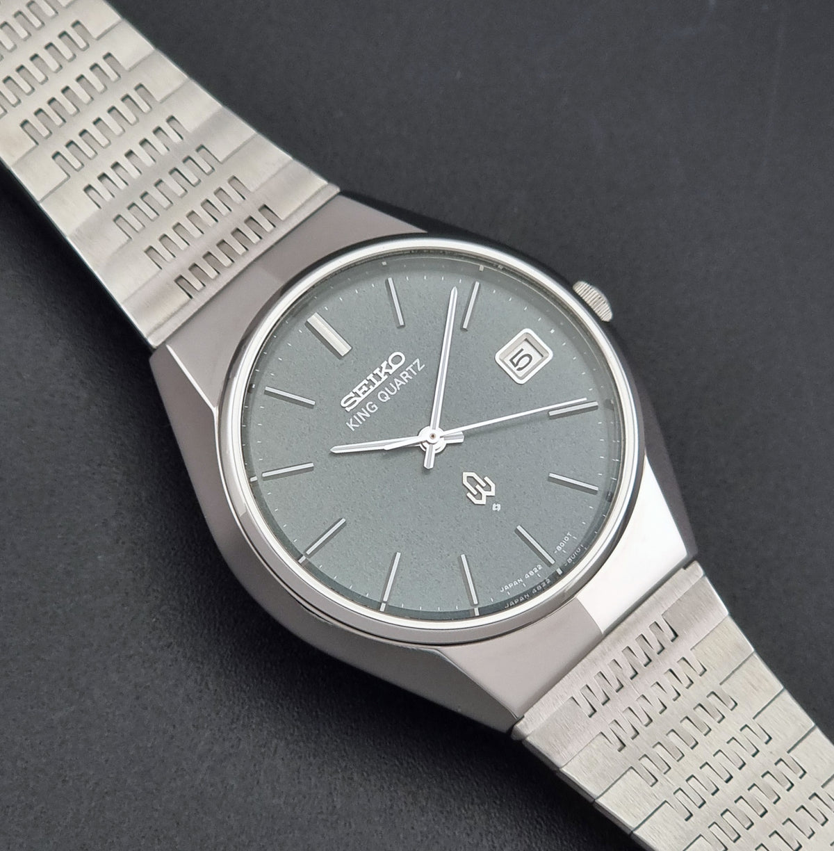 Vintage Seiko King Quartz 4822-8010 green dial watch from 1975, close-up dial view