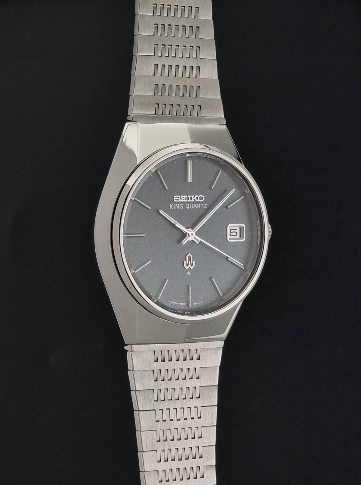 Vintage Seiko King Quartz 4822-8010 green dial watch from 1975, opposite side profile