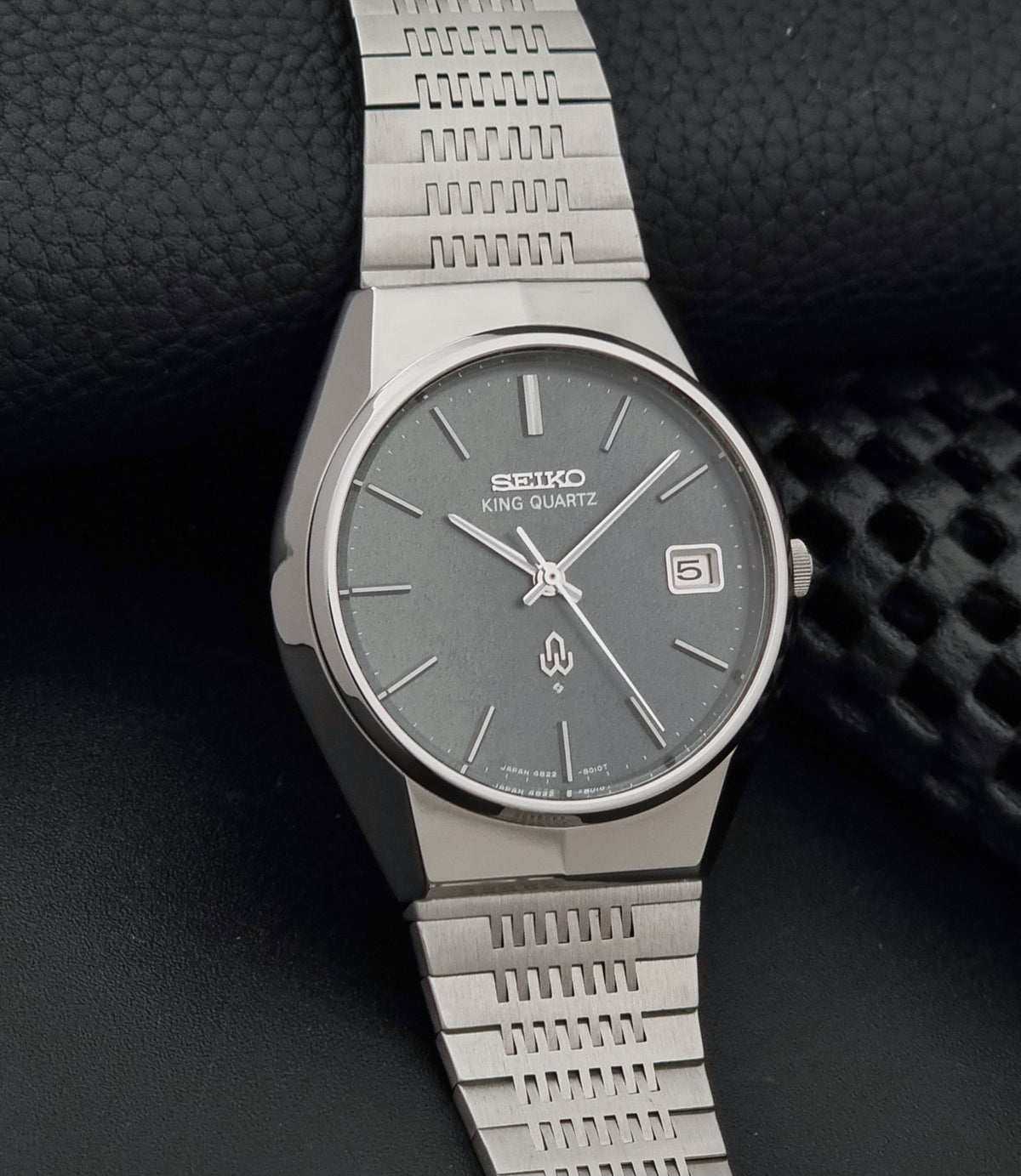 Vintage Seiko King Quartz 4822-8010 green dial watch from 1975, side profile