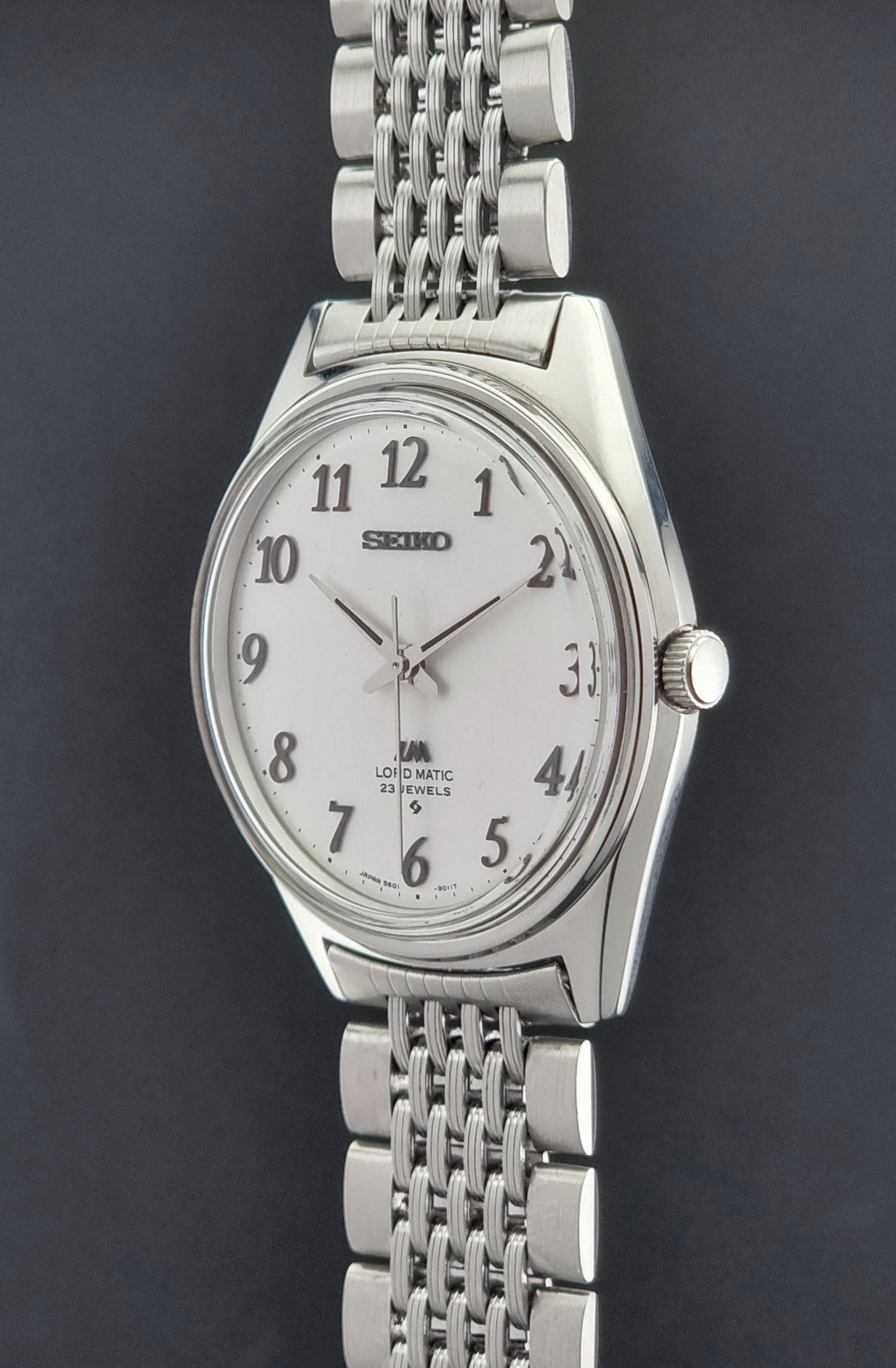 Vintage Seiko watch LordMatic 5601-9000 crown side profile