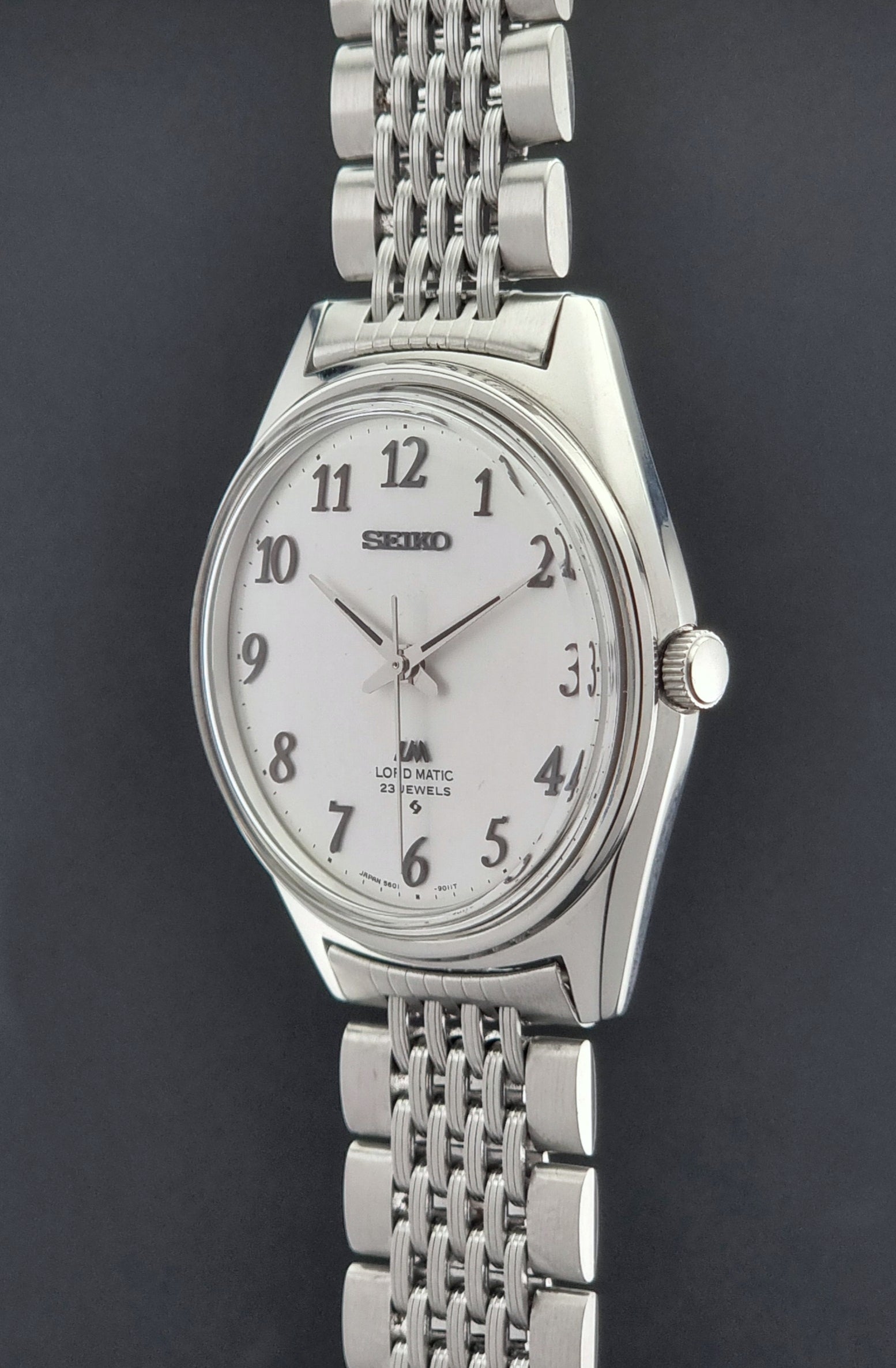 Vintage Seiko watch LordMatic 5601-9000 crown side profile