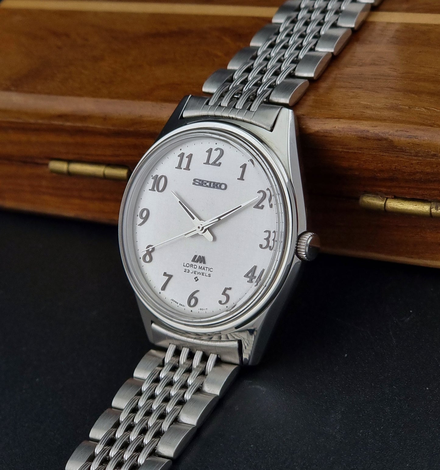 Vintage Seiko watch LordMatic 5601-9000 crown side view