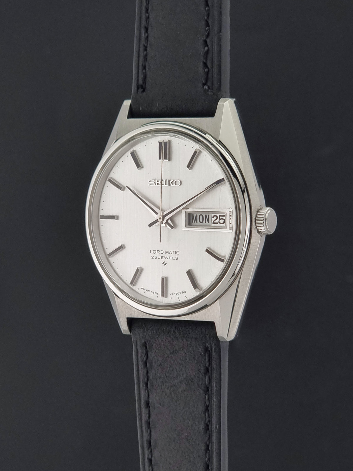 Vintage Seiko Lord Matic 5606-7020 automatic watch from 1968, crown profile