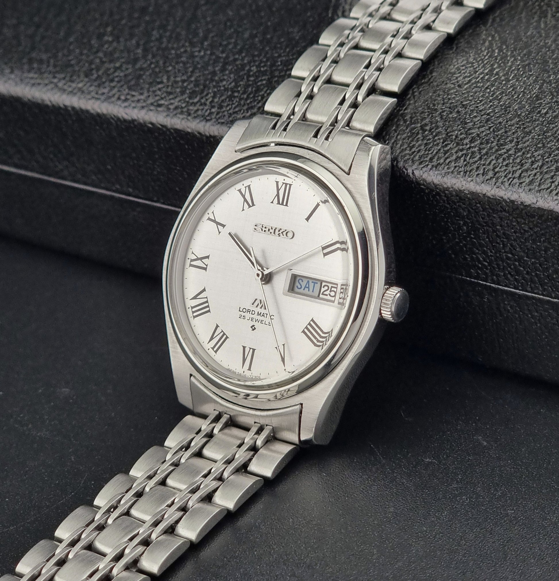 Vintage Seiko Wristwatch LordMatic 5606-7030 crown side view