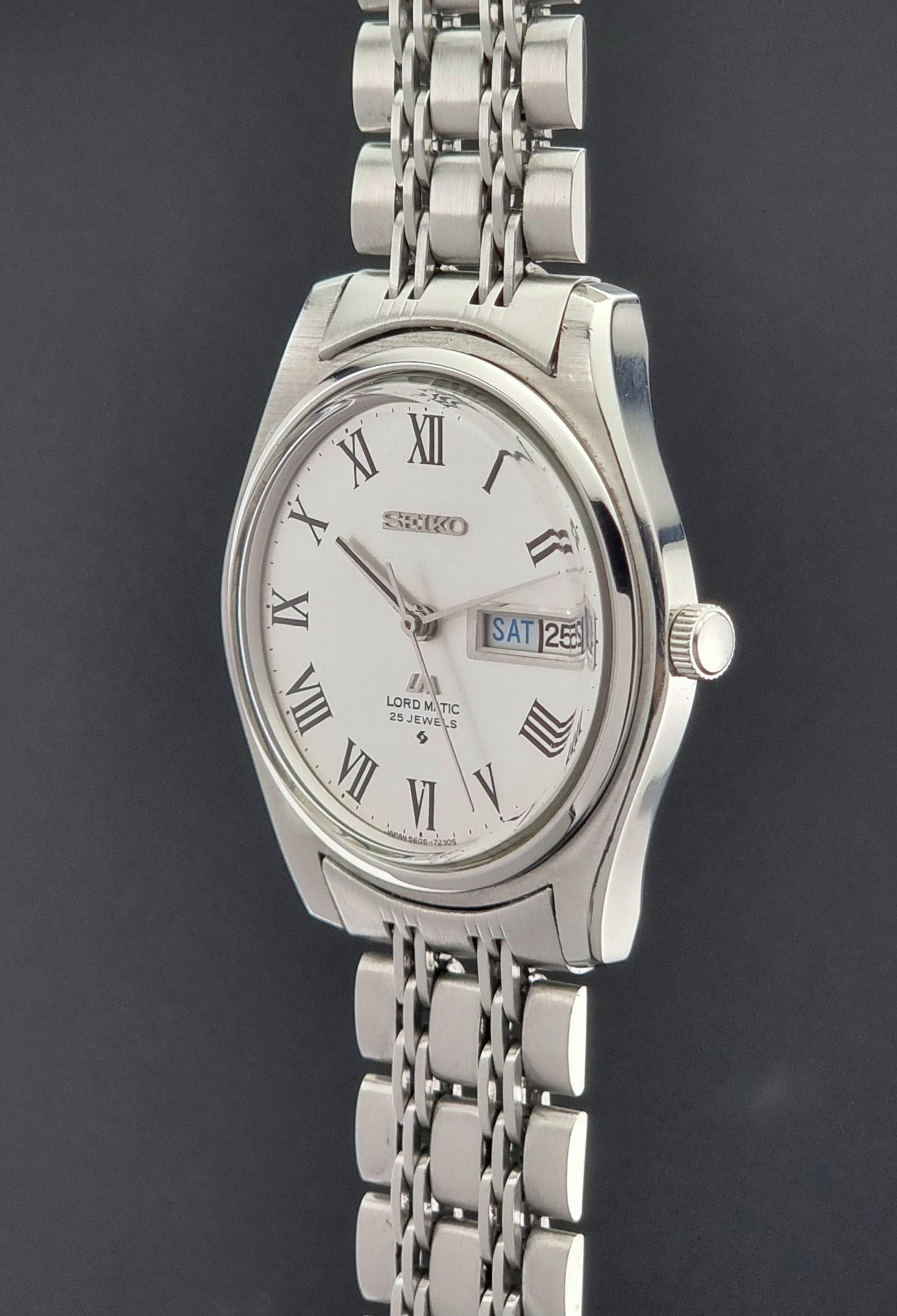 Vintage Seiko Wristwatch LordMatic 5606-7030 crown side profile