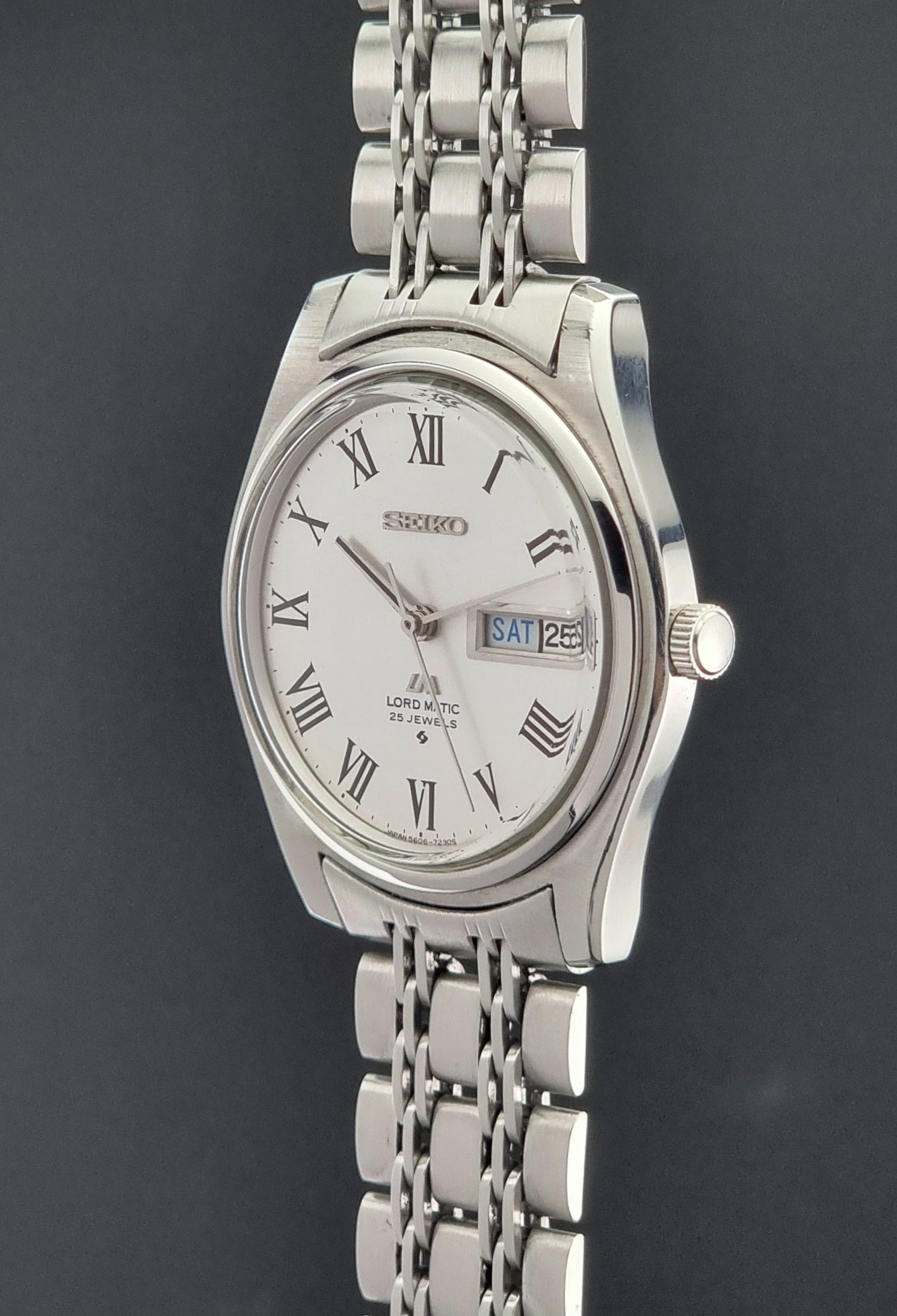 Vintage Seiko Wristwatch LordMatic 5606-7030 crown side profile