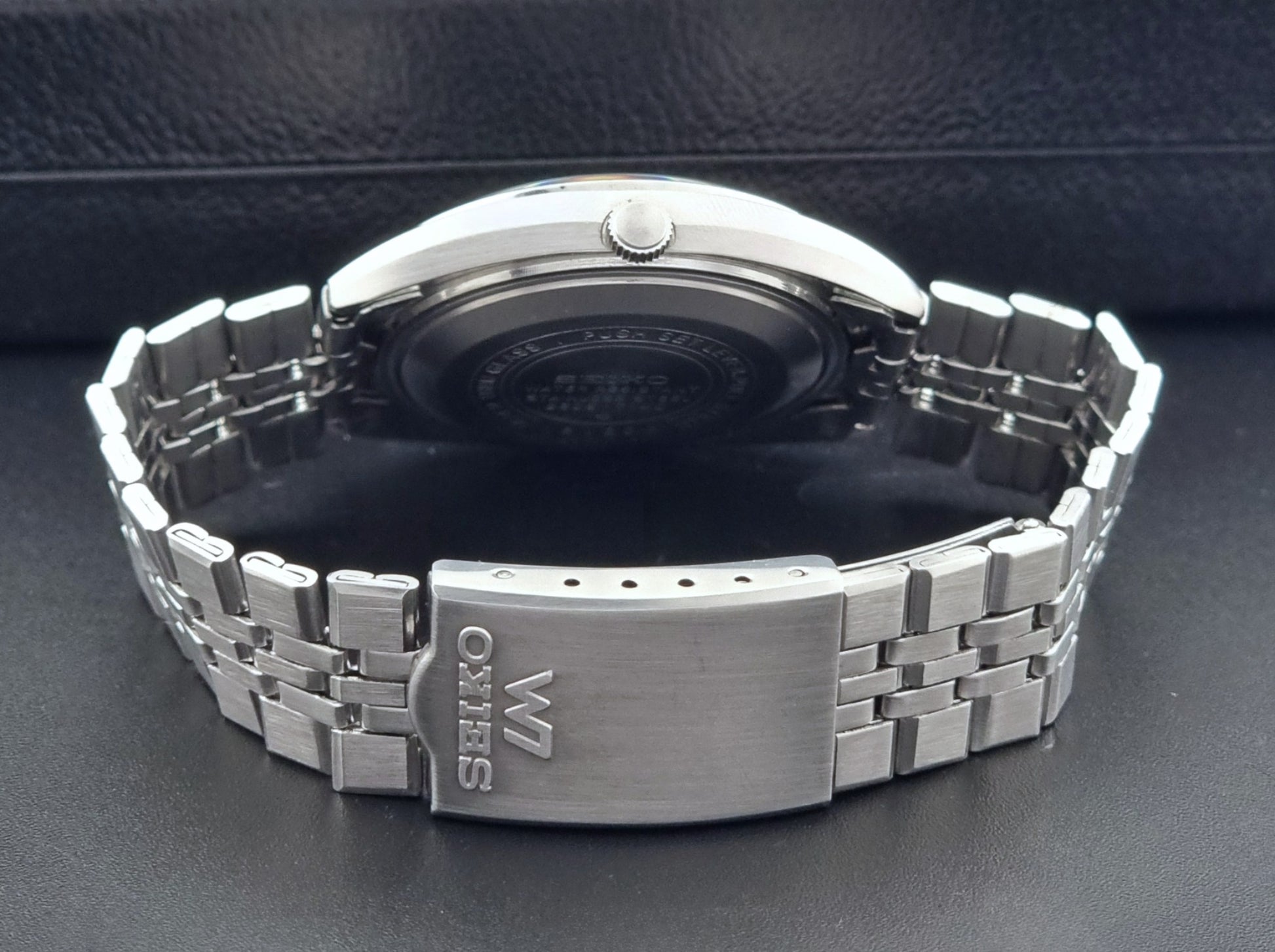 Seiko Wristwatch LordMatic 5606-7140 Vintage watch with a black face on a dark background clasp view