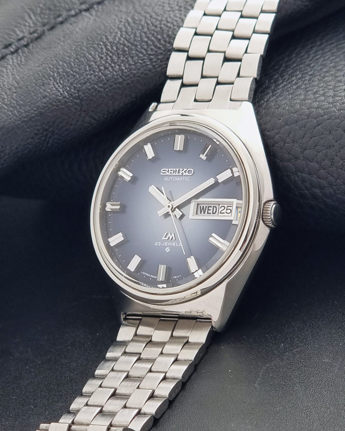 Vintage Seiko Lord Matic 5606-7260 blue dial automatic watch from 1973, crown-side detail