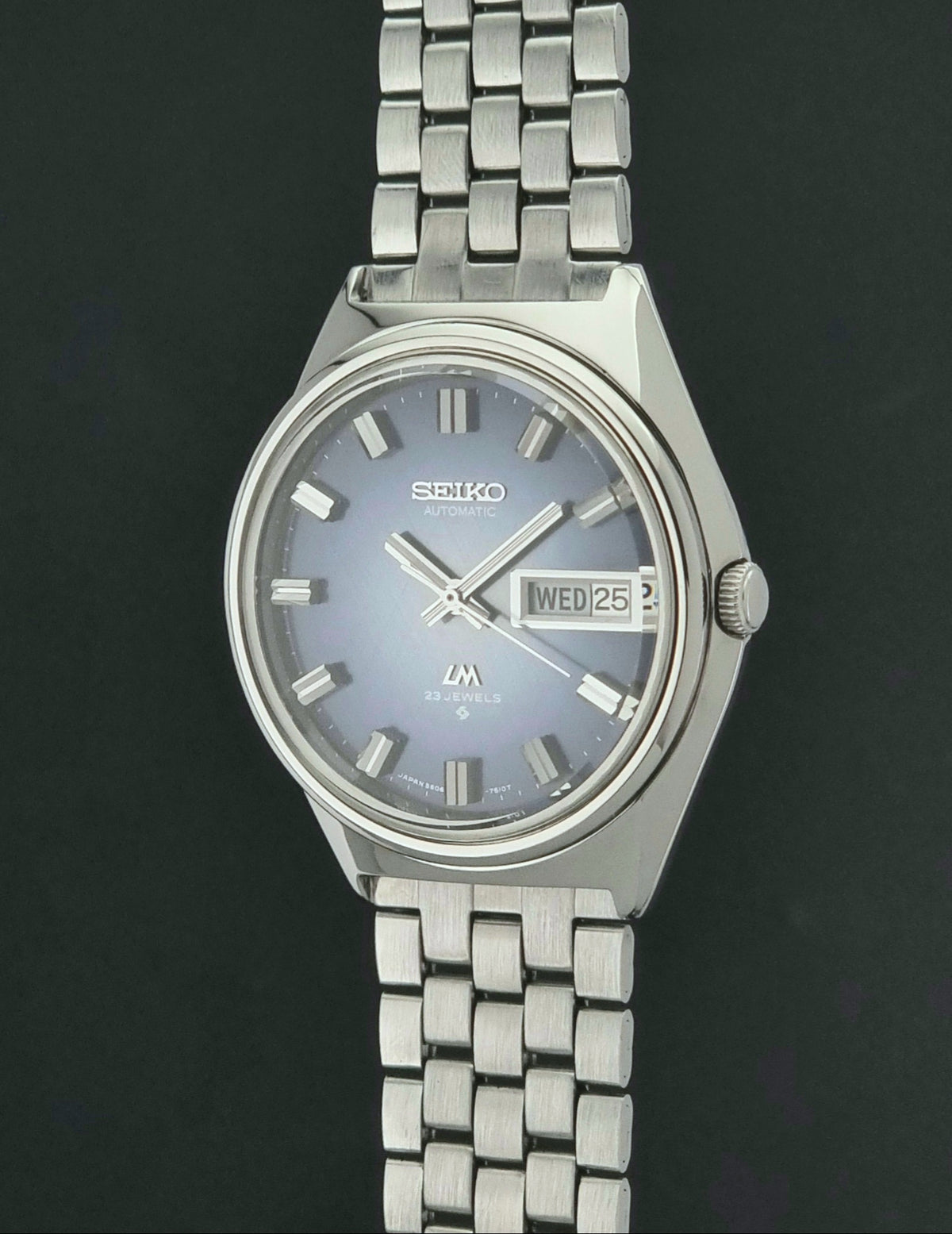 Vintage Seiko Lord Matic 5606-7260 blue dial automatic watch from 1973, crown profile