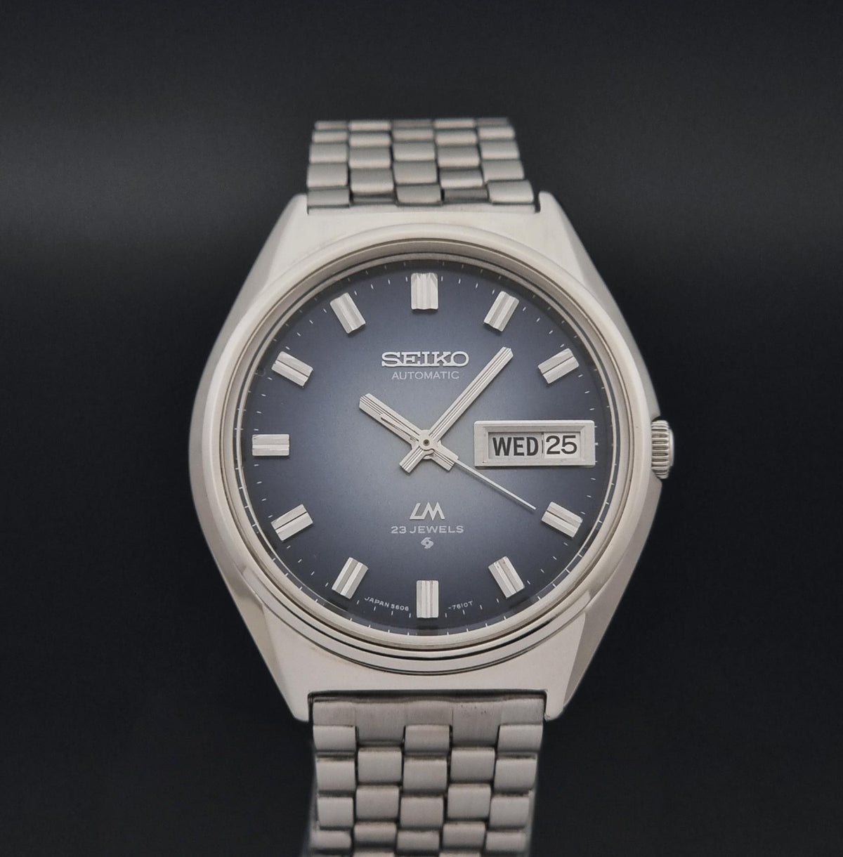 Vintage Seiko Lord Matic 5606-7260 blue dial automatic watch from 1973, dial view