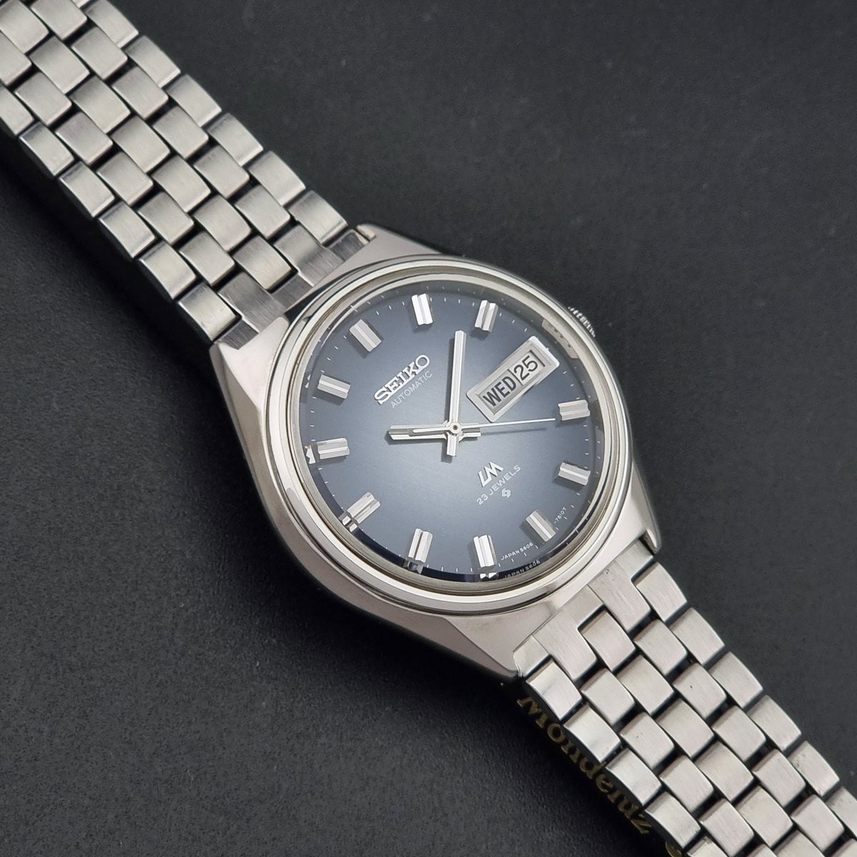 Vintage Seiko Lord Matic 5606-7260 blue dial automatic watch from 1973, close-up dial view